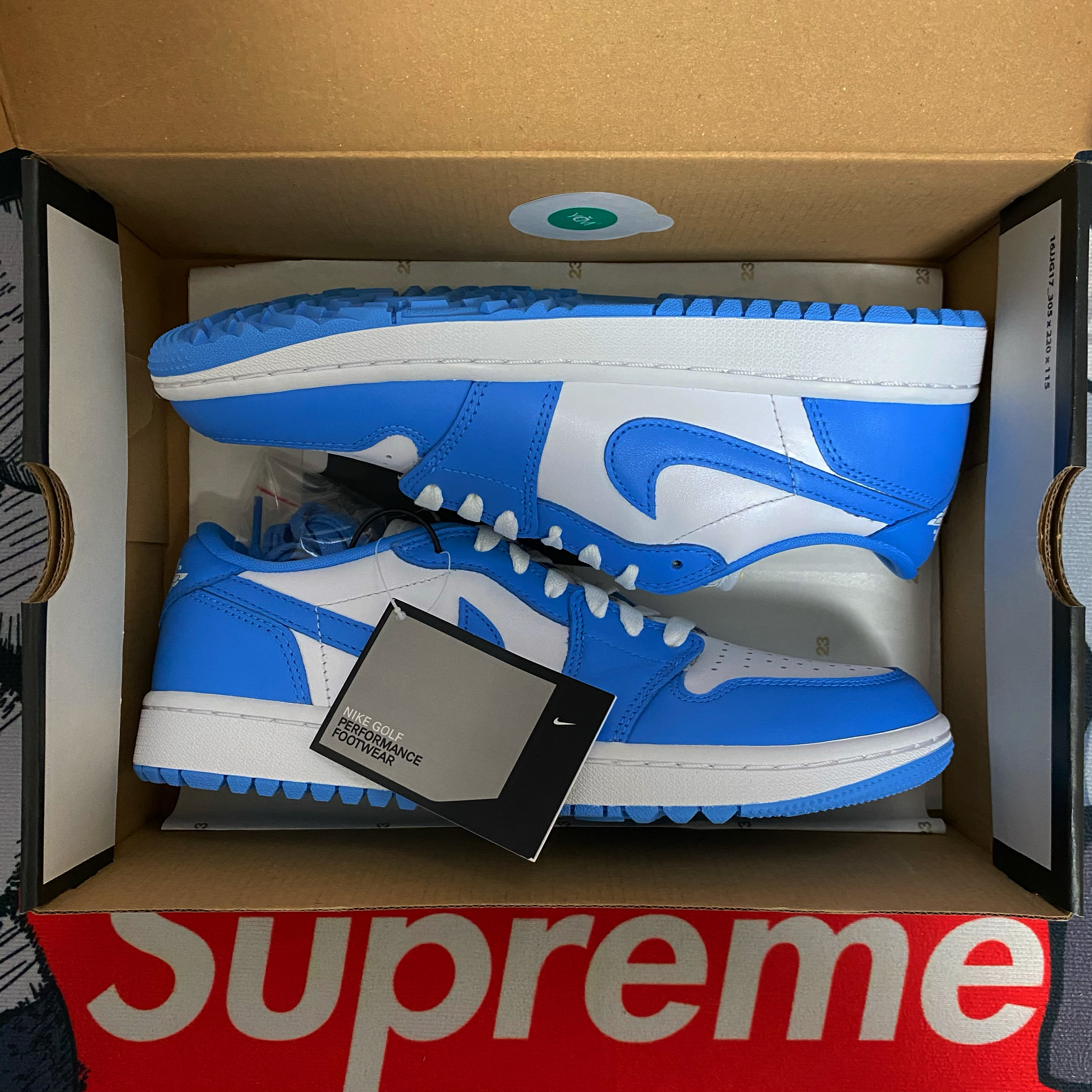 Jordan 1 Low Golf White and University Blue 착용 스타일