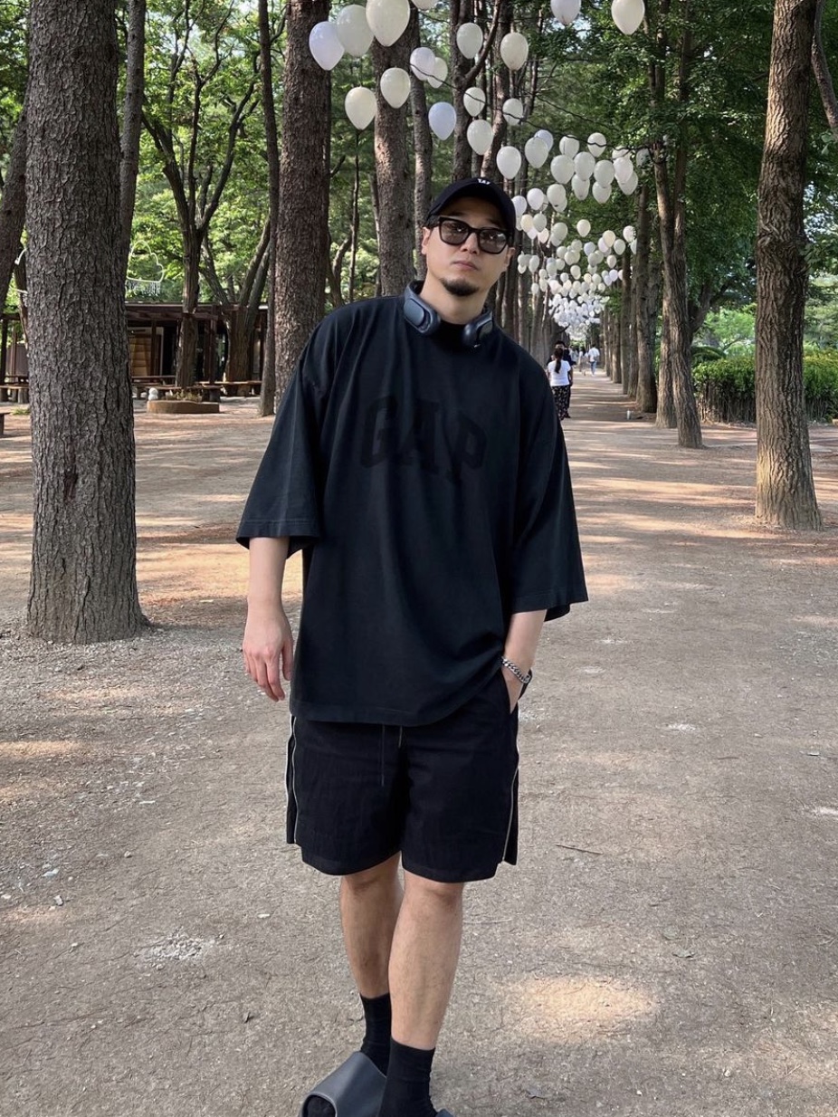 Yeezy Gap Engineered By Balenciaga Dove 3/4 Sleeve T-Shirt Washed Black, Adidas Yeezy Slide Onyx 착용 스타일