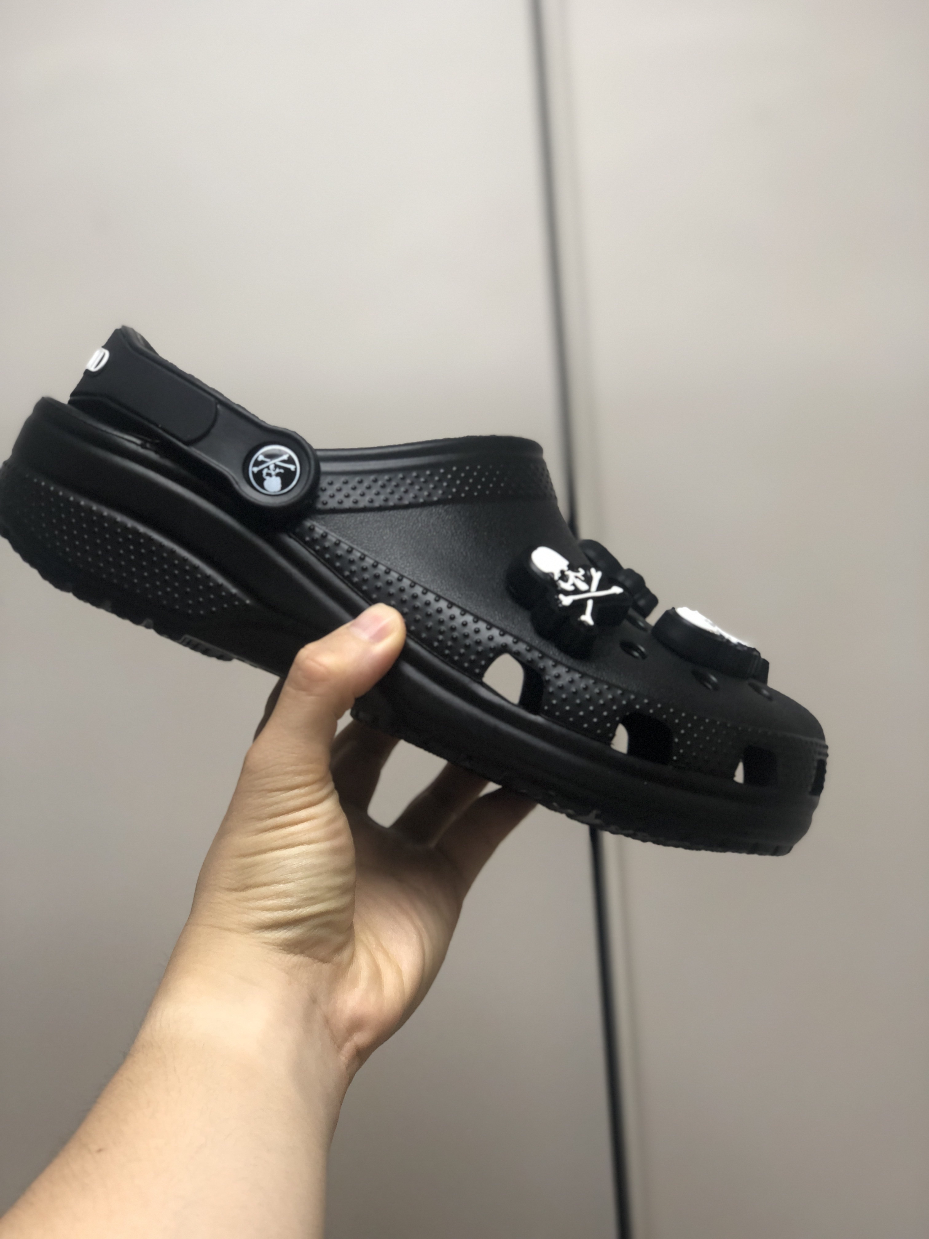 Crocs x Mastermind Classic Clog Black 착용 스타일