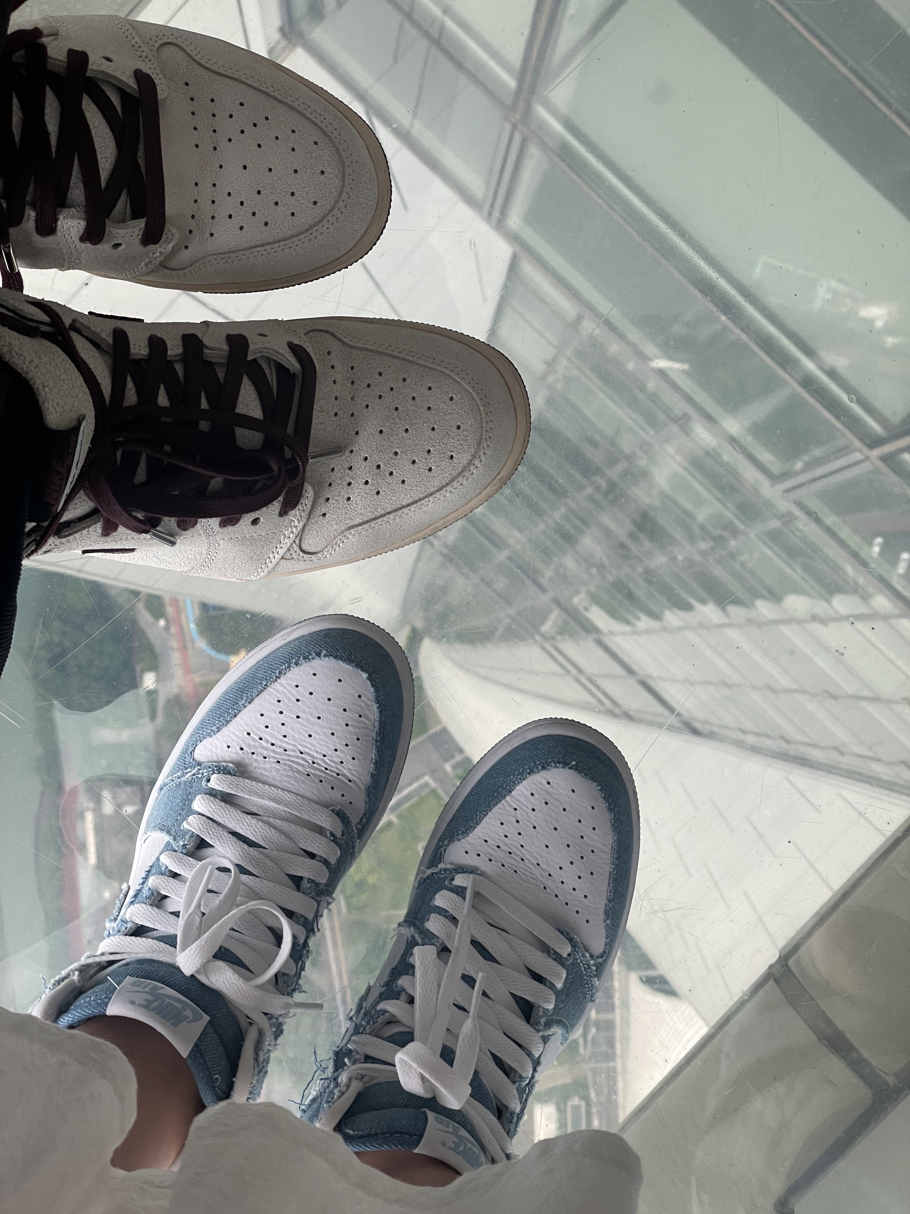 (W) Jordan 1 Retro High OG Denim, Jordan 1 x A Ma Maniere Retro High OG SP Sail and Burgundy 착용 스타일 - 2