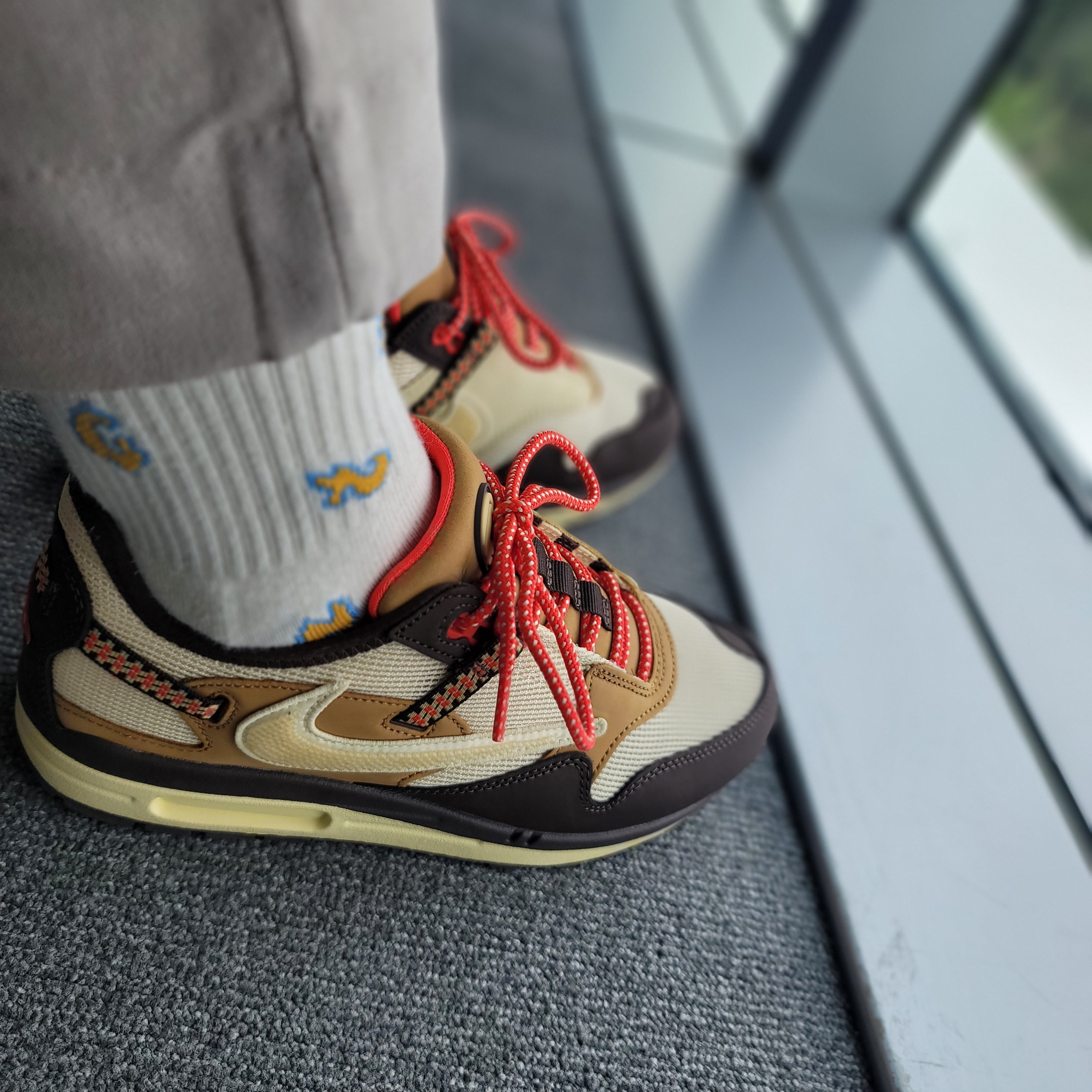 Nike x Travis Scott Air Max 1 Cact.us Brown 착용 스타일 - 2