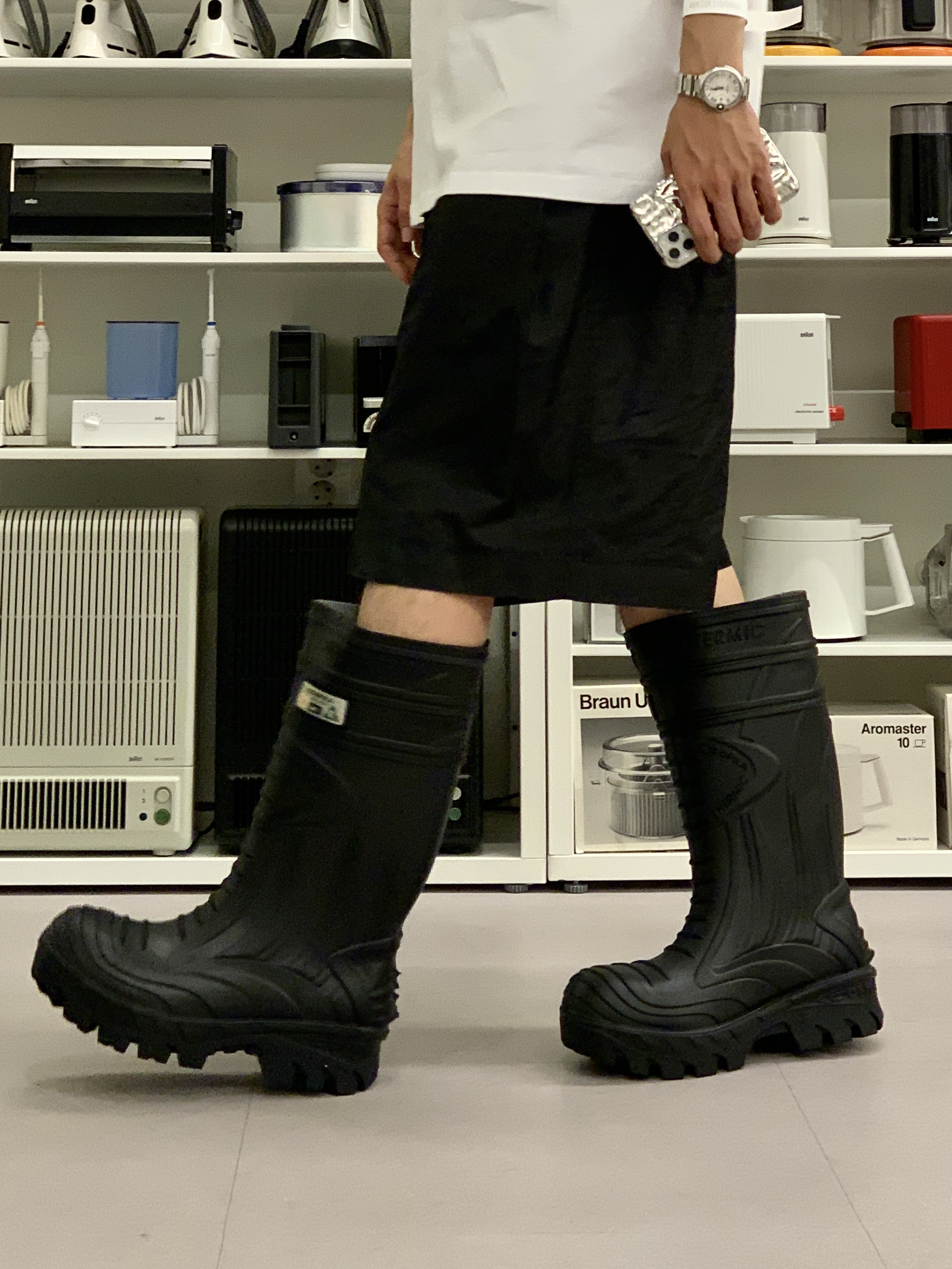 Jacquemus Le Bob Artichaut Bucket Hat Black, Our Legacy Slim Backpack Black Dense Liquid Nylon 착용 스타일 - 5