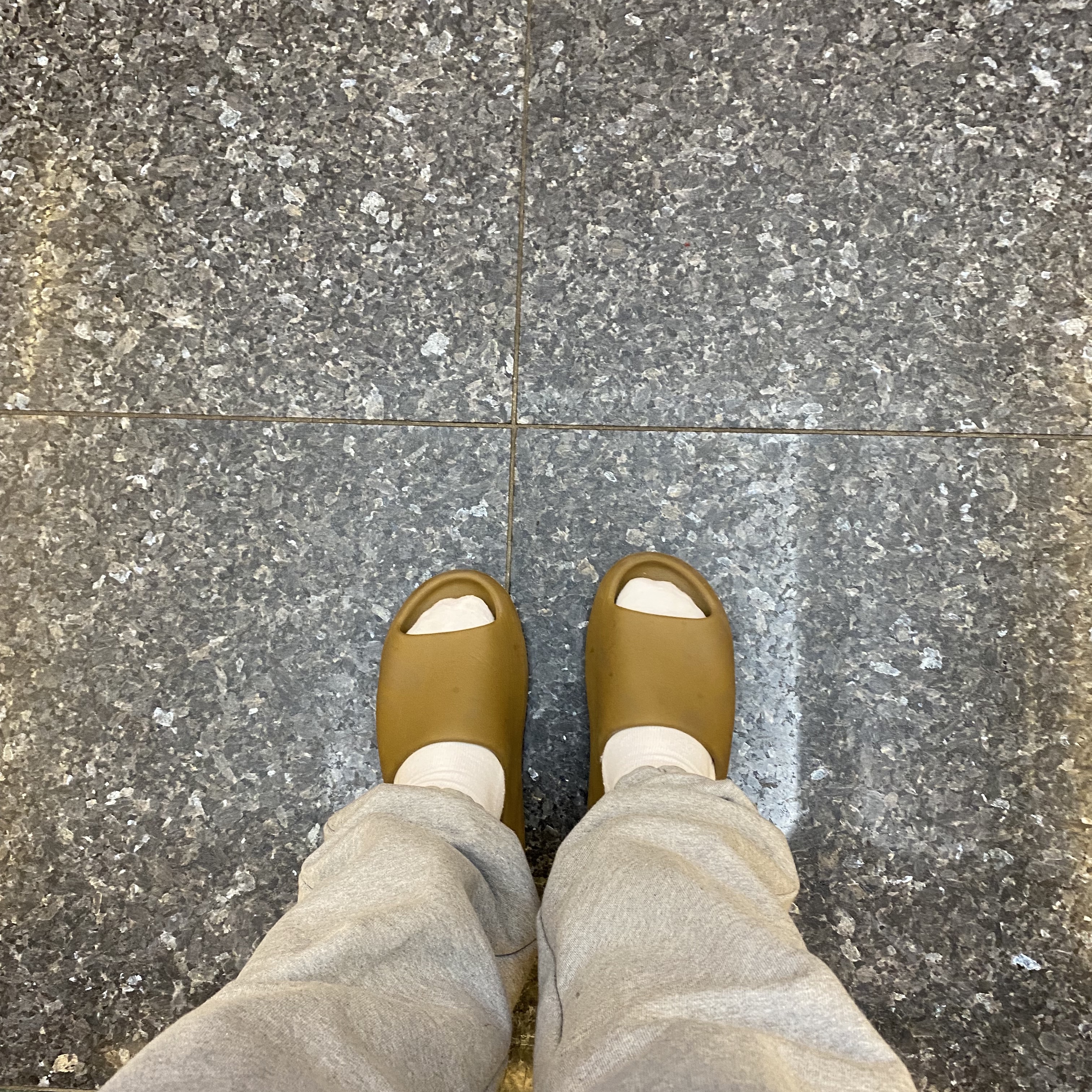 Adidas Yeezy Slide Ochre 착용 스타일