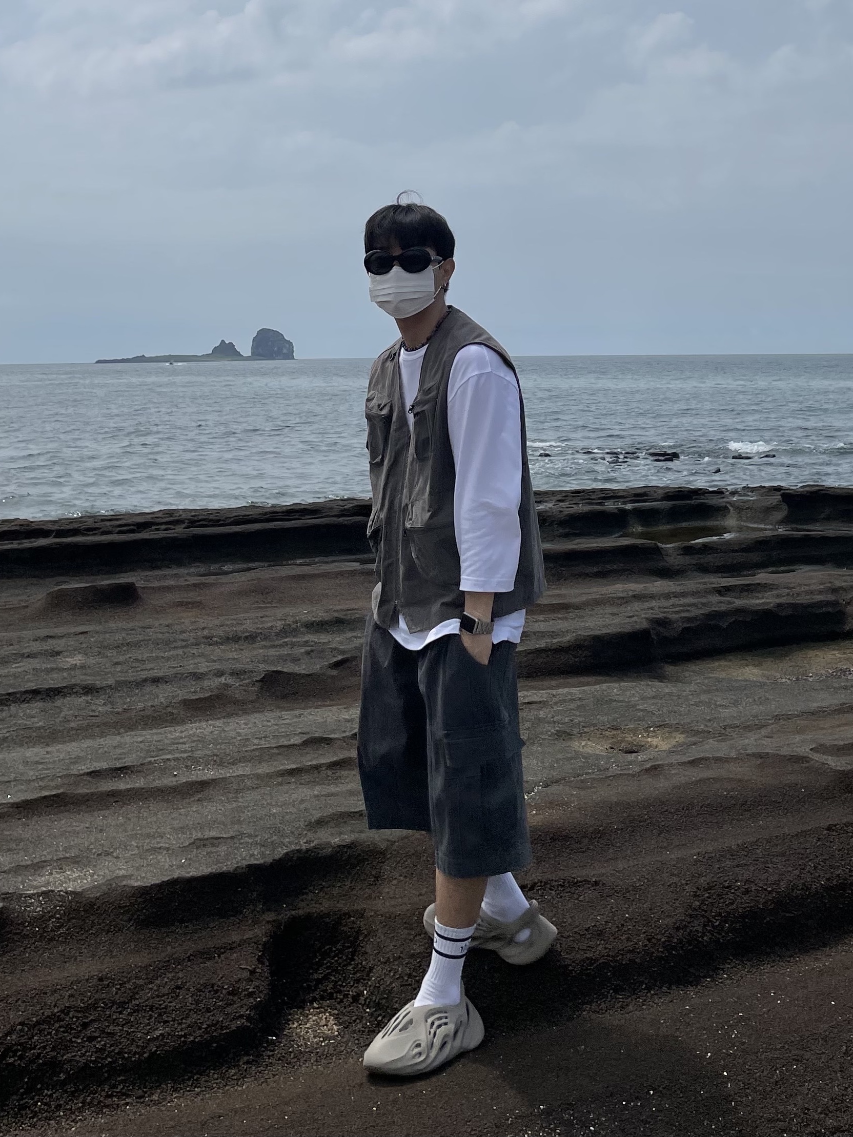 Adidas Yeezy Foam RNNR Stone Sage 착용 스타일 - 1