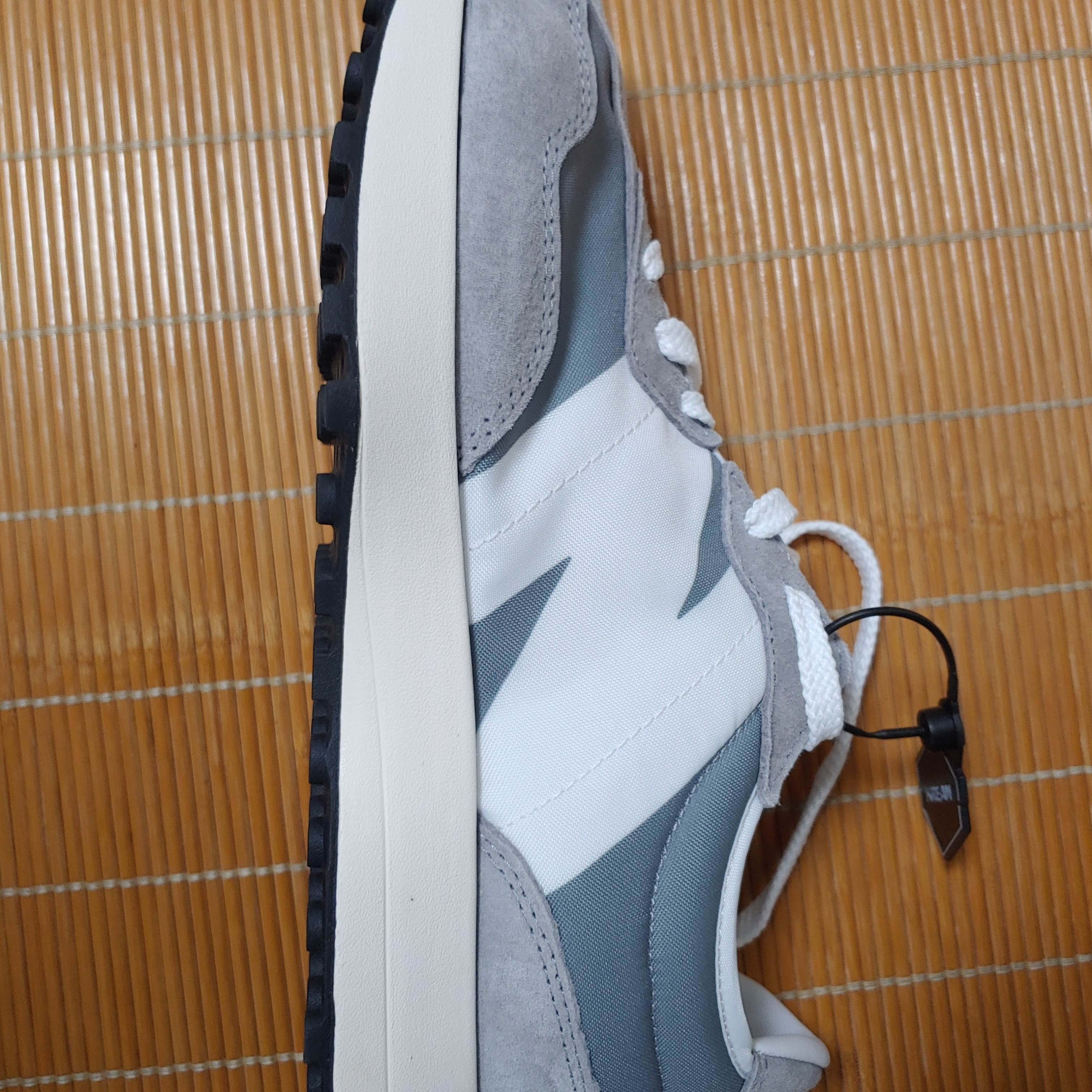 New Balance 327 Grey 착용 스타일 - 3