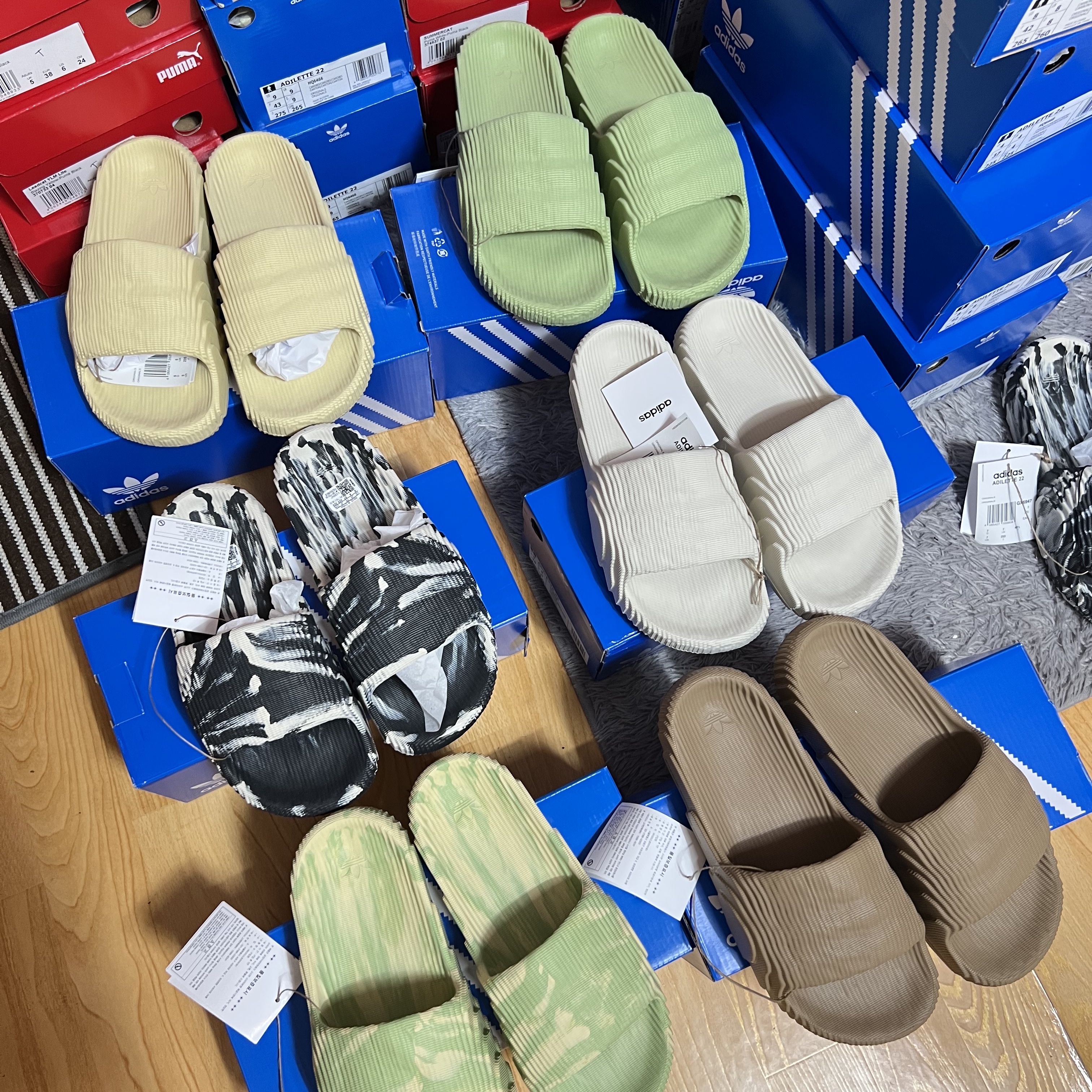 Adidas Adilette 22 Desert Sand, Adidas Adilette 22 Magic Lime Desert Sand 착용 스타일 - 1