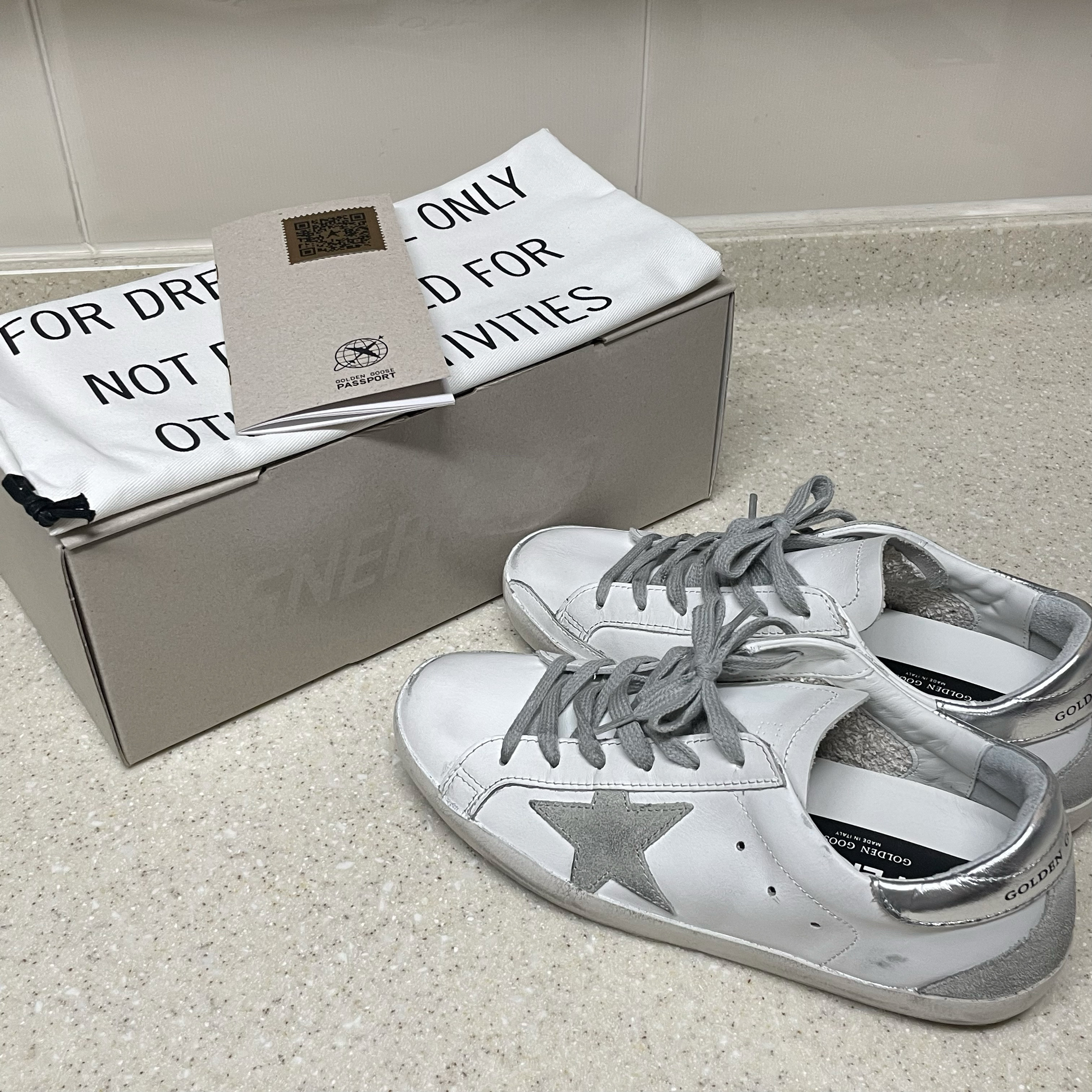 (W) Golden Goose Superstar White Silver Heel Tab Sneakers 착용 스타일 - 1