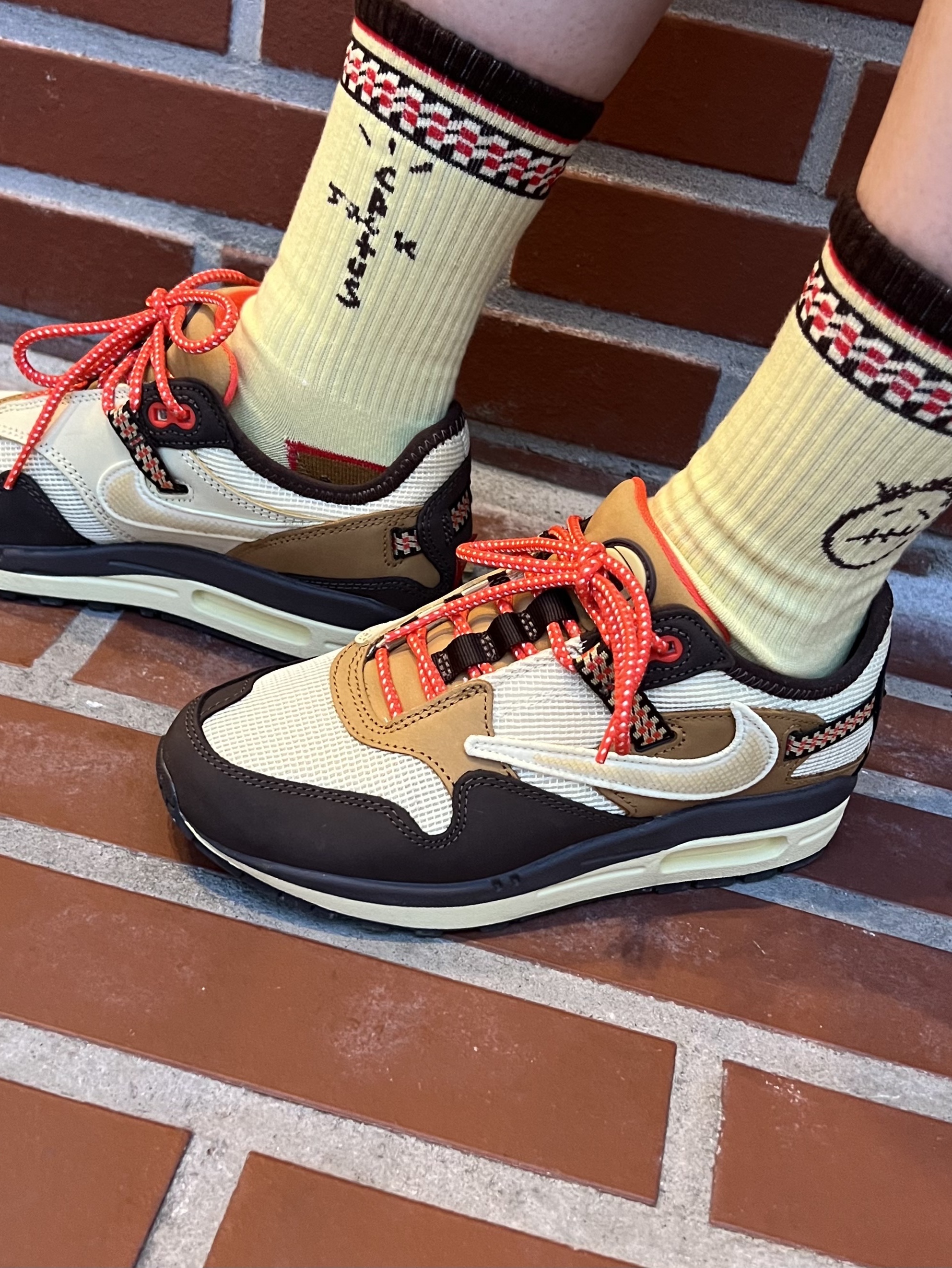 Nike x Travis Scott Air Max 1 Cact.us Brown 착용 스타일 - 3
