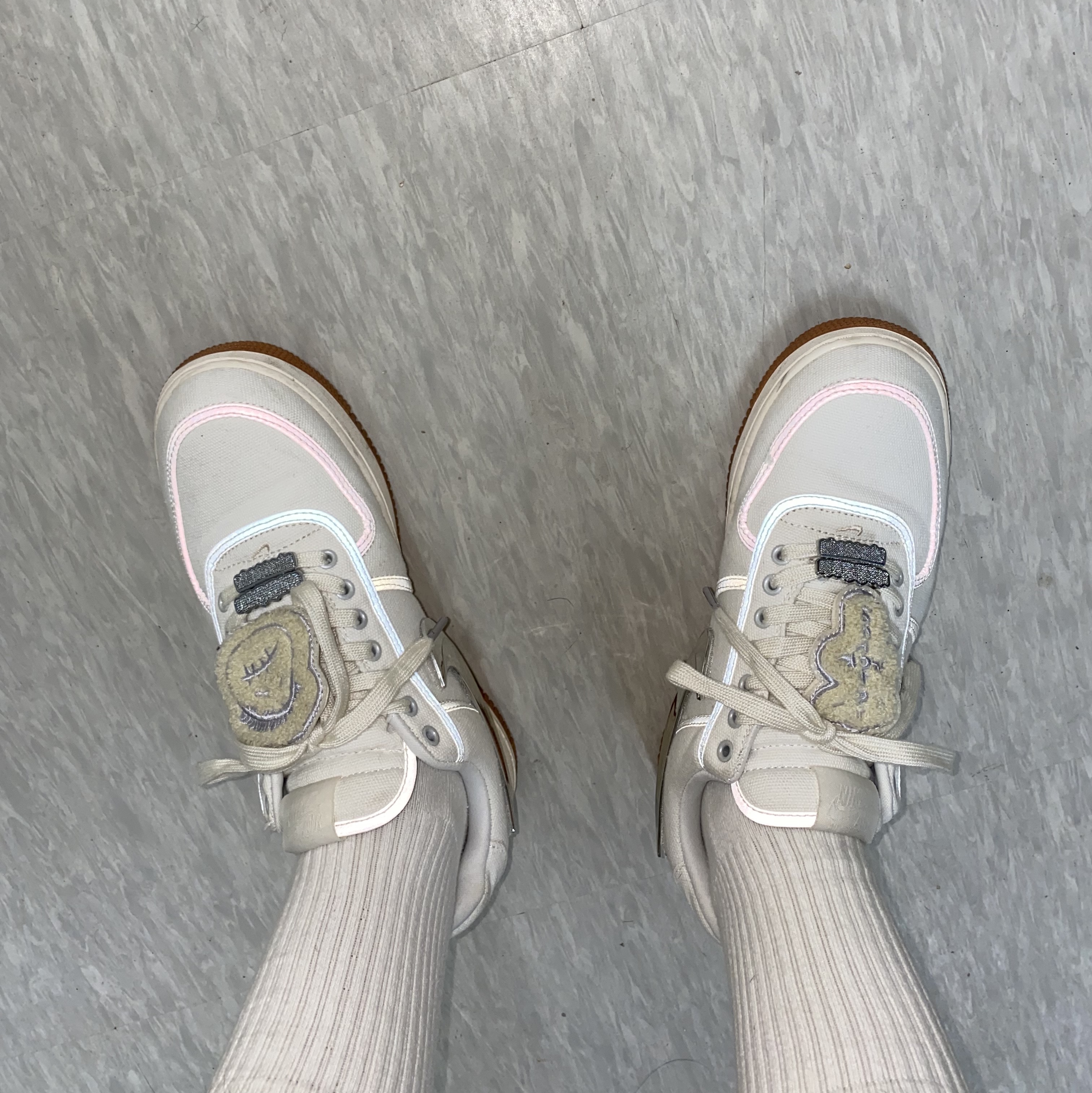 Nike x Travis Scott Air Force 1 Low Sail 착용 스타일