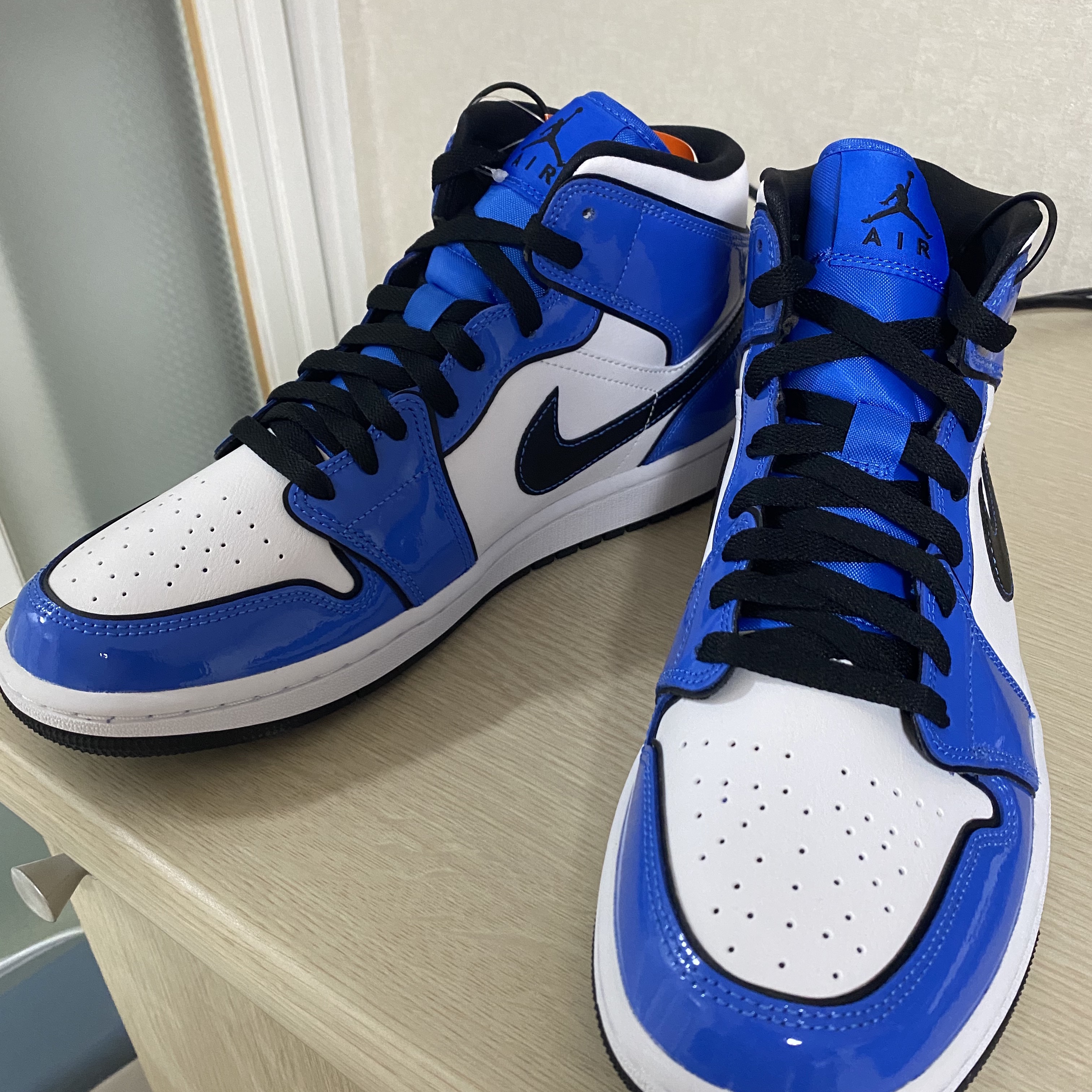 Jordan 1 Mid SE Signal Blue 착용 스타일
