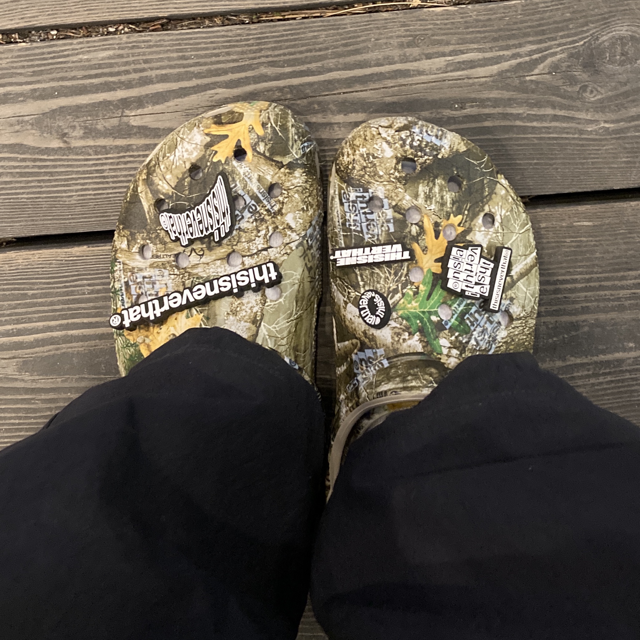 Crocs x Thisisneverthat Classic Clog Walnut, Nike ACG Smith Summit Cargo Pants Black - Asia 착용 스타일