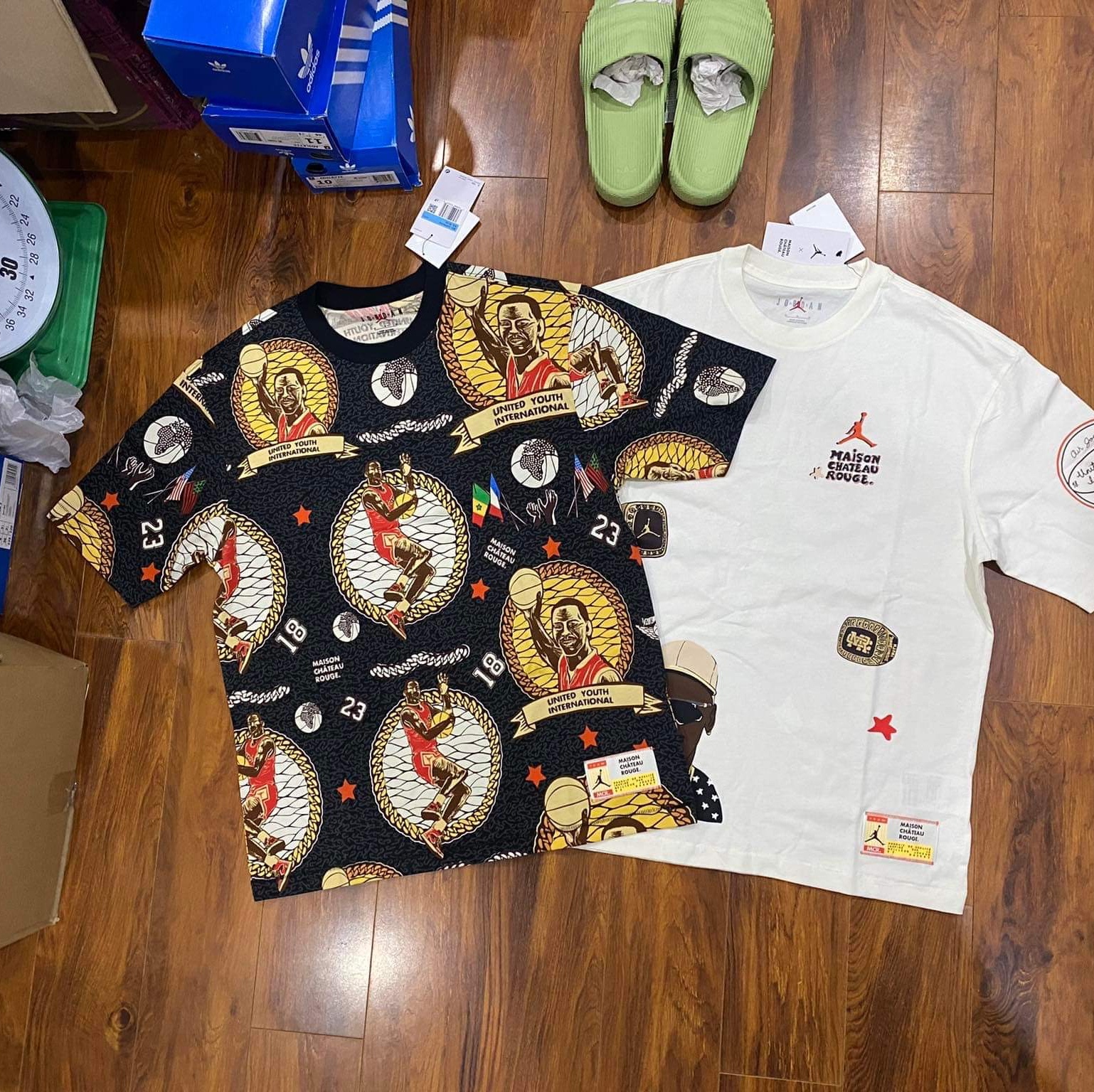 Jordan x Maison Chateau Rouge T-Shirt Sail - Asia, Jordan x Maison Chateau Rouge T-Shirt Black Sail Orange - Asia 착용 스타일 - 1