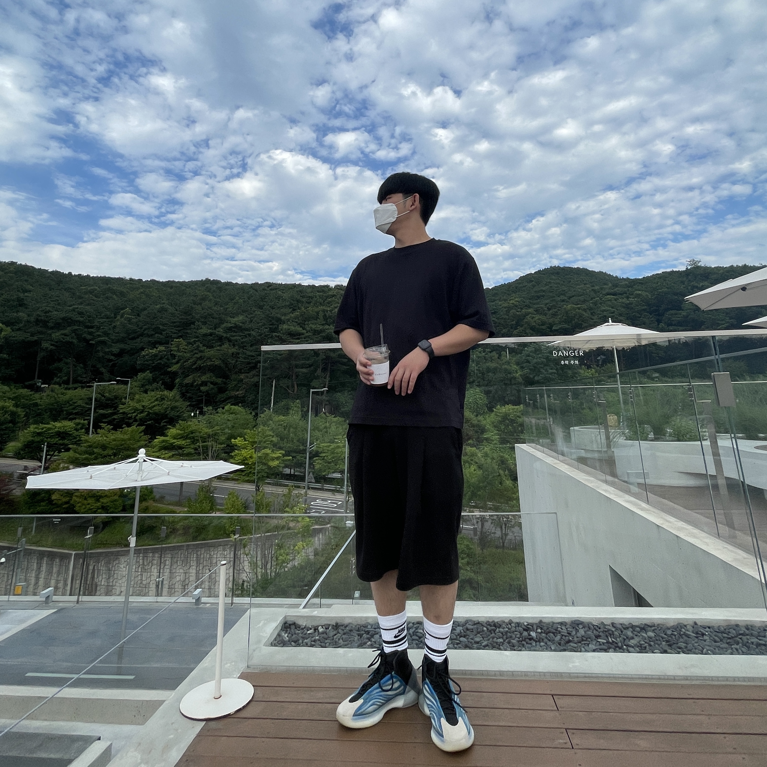 Adidas Yeezy QNTM BSKTBL Frozen Blue 착용 스타일 - 2