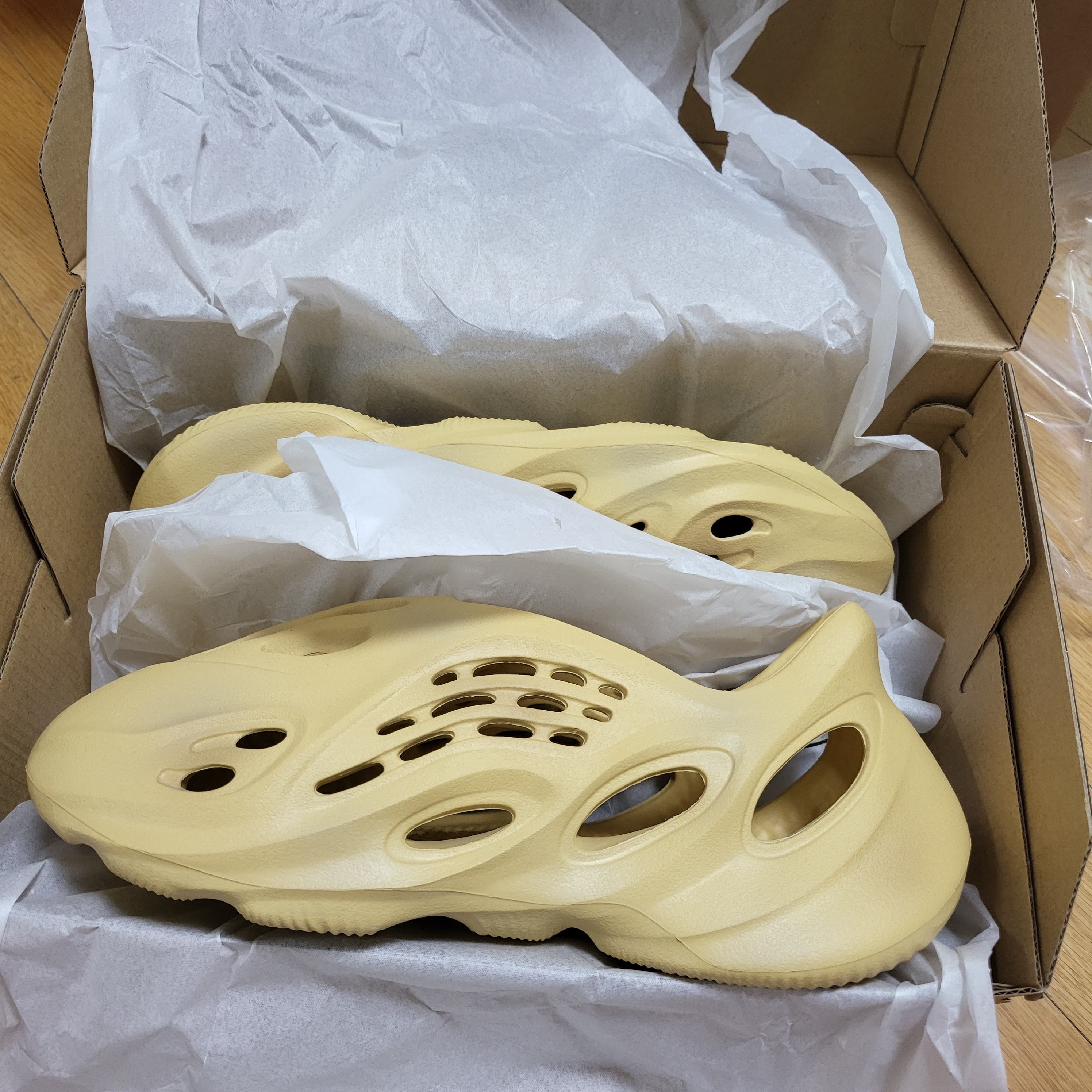 Adidas Yeezy Foam RNNR Desert Sand 착용 스타일 - 3