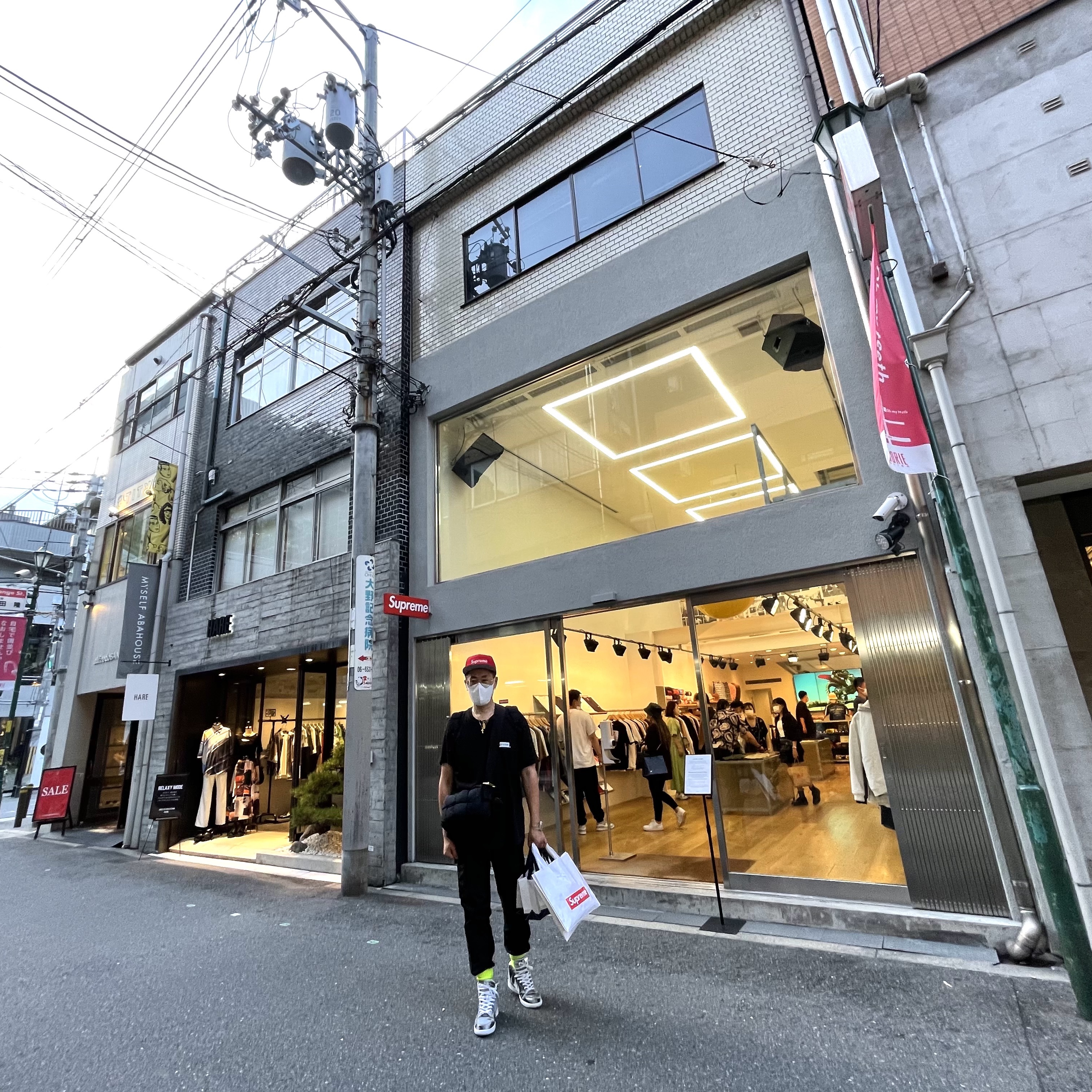 Supreme Spiral T-Shirt Black - 21SS, Stone Island 31021 Nylon Metal Garment Dyed Cargo Pants Black - 22SS 착용 스타일