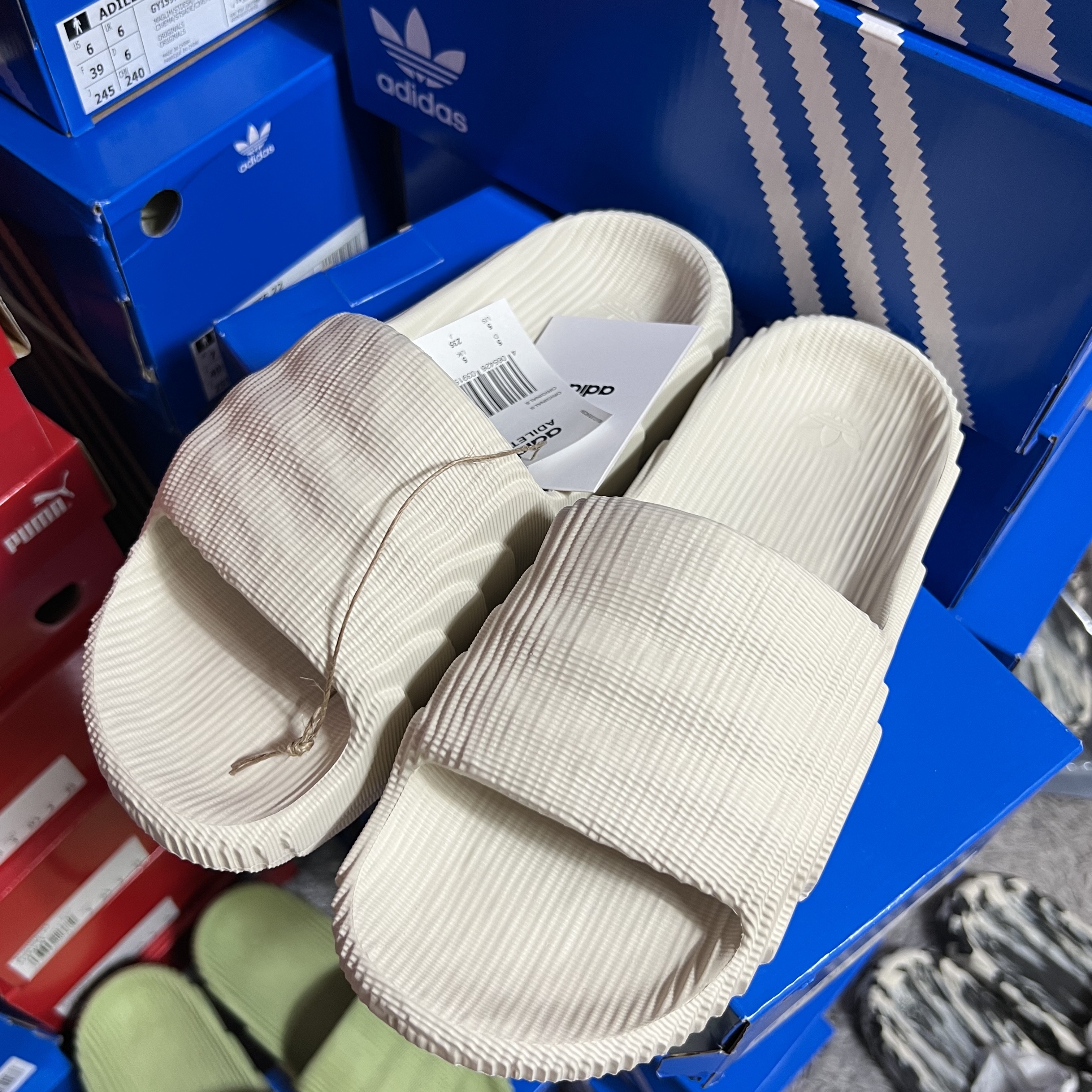 Adidas Adilette 22 Desert Sand, Adidas Adilette 22 Magic Lime Desert Sand 착용 스타일 - 3