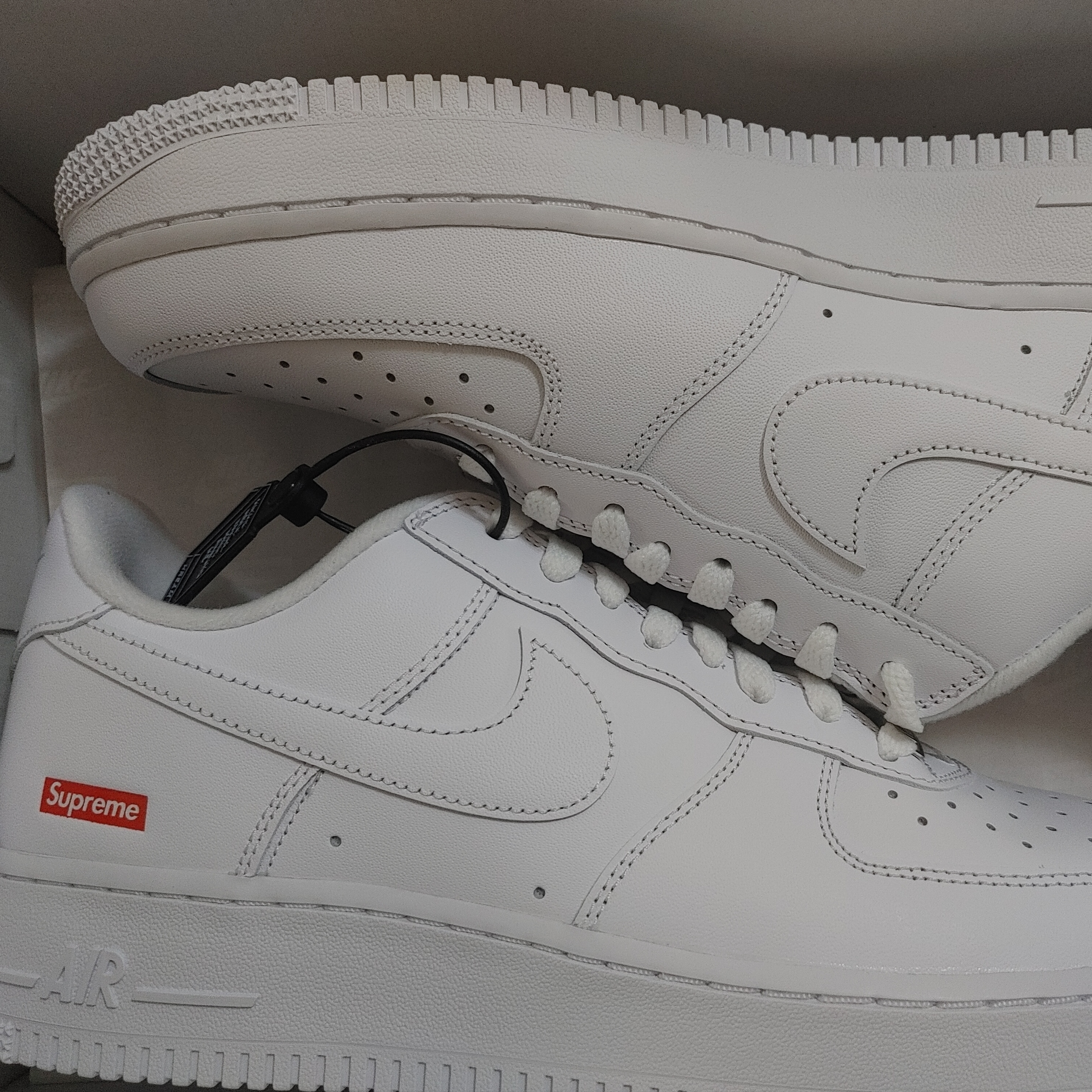 Nike x Supreme Air Force 1 Low White 착용 스타일
