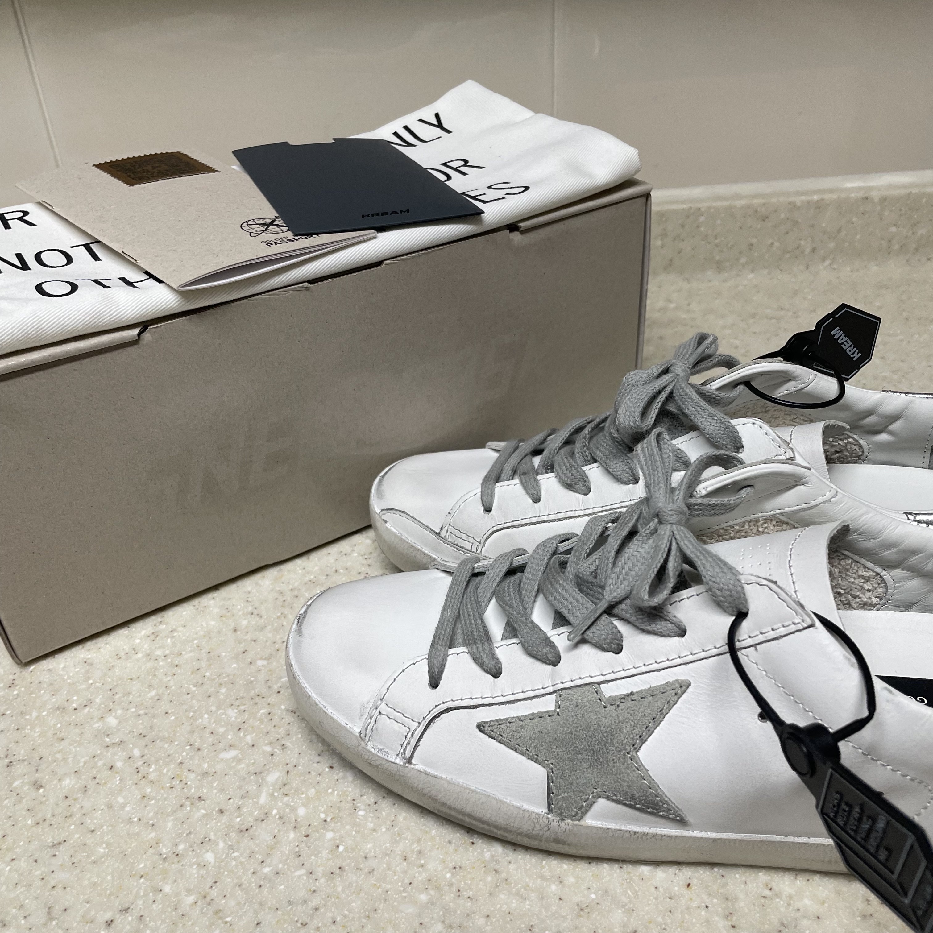 (W) Golden Goose Superstar White Silver Heel Tab Sneakers 착용 스타일 - 2