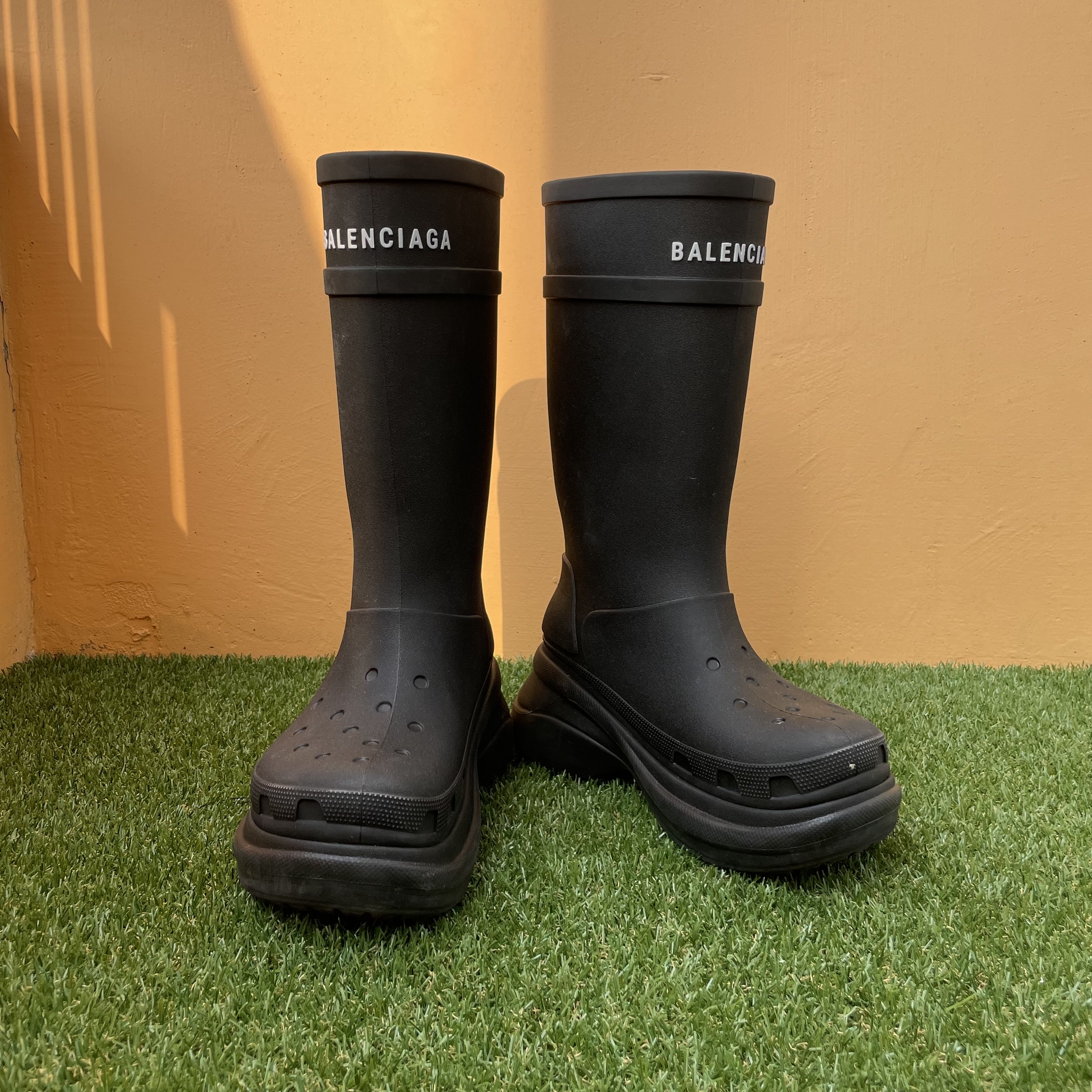 Balenciaga x Crocs Rubber Boot Black 착용 스타일