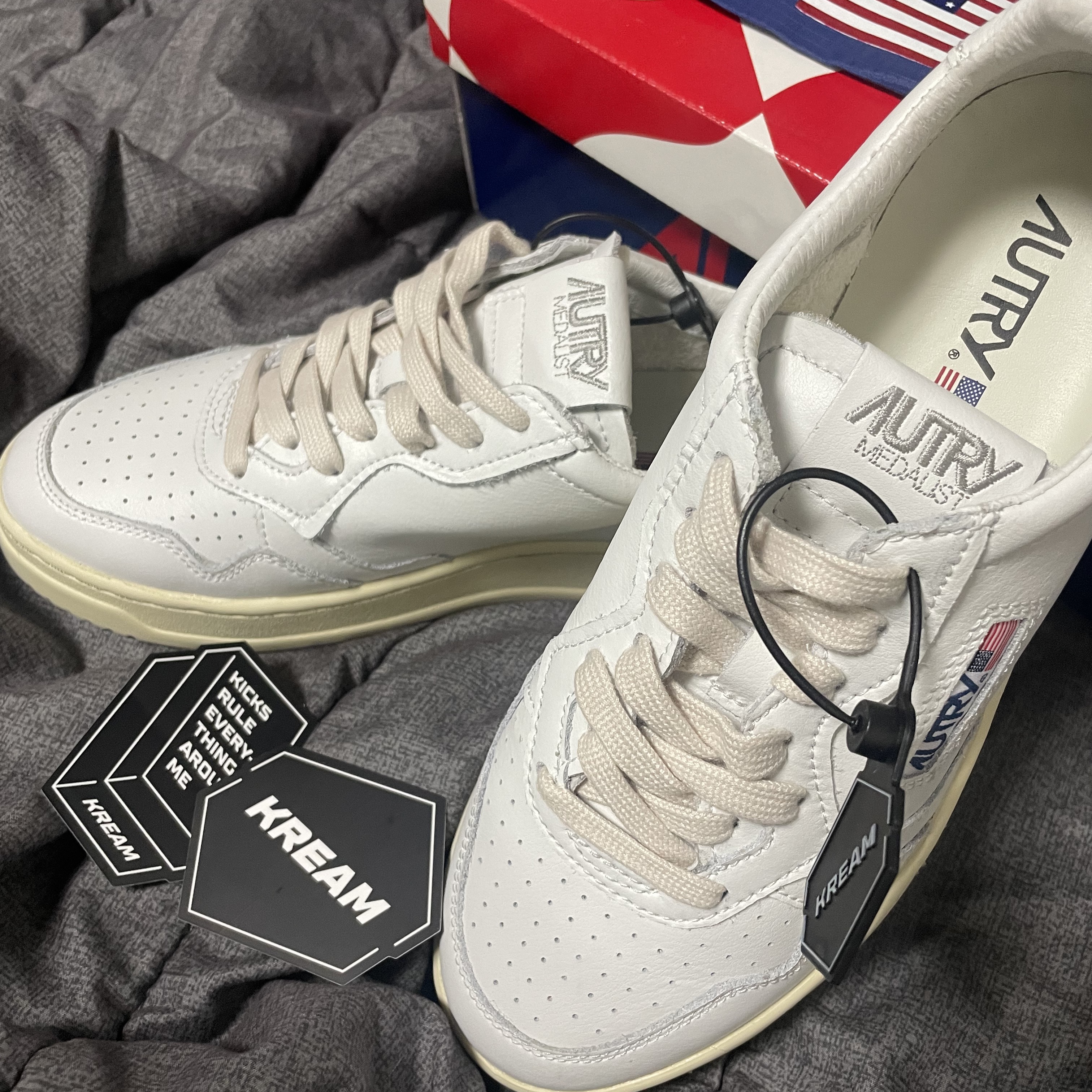 Autry Medalist Low Leather Sneakers White 착용 스타일