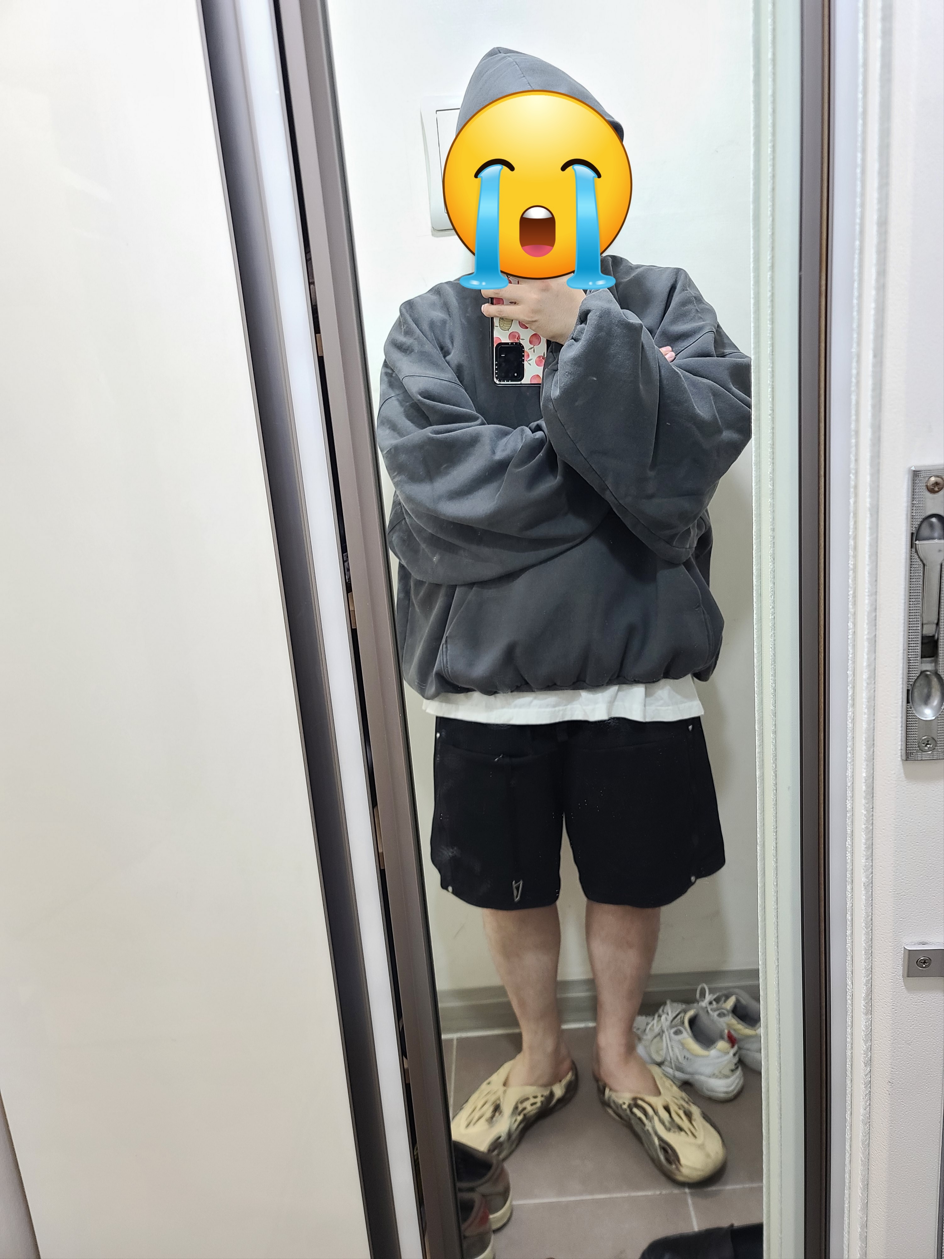 Yeezy Gap Engineered By Balenciaga Dove Hoodie Washed Black 착용 스타일