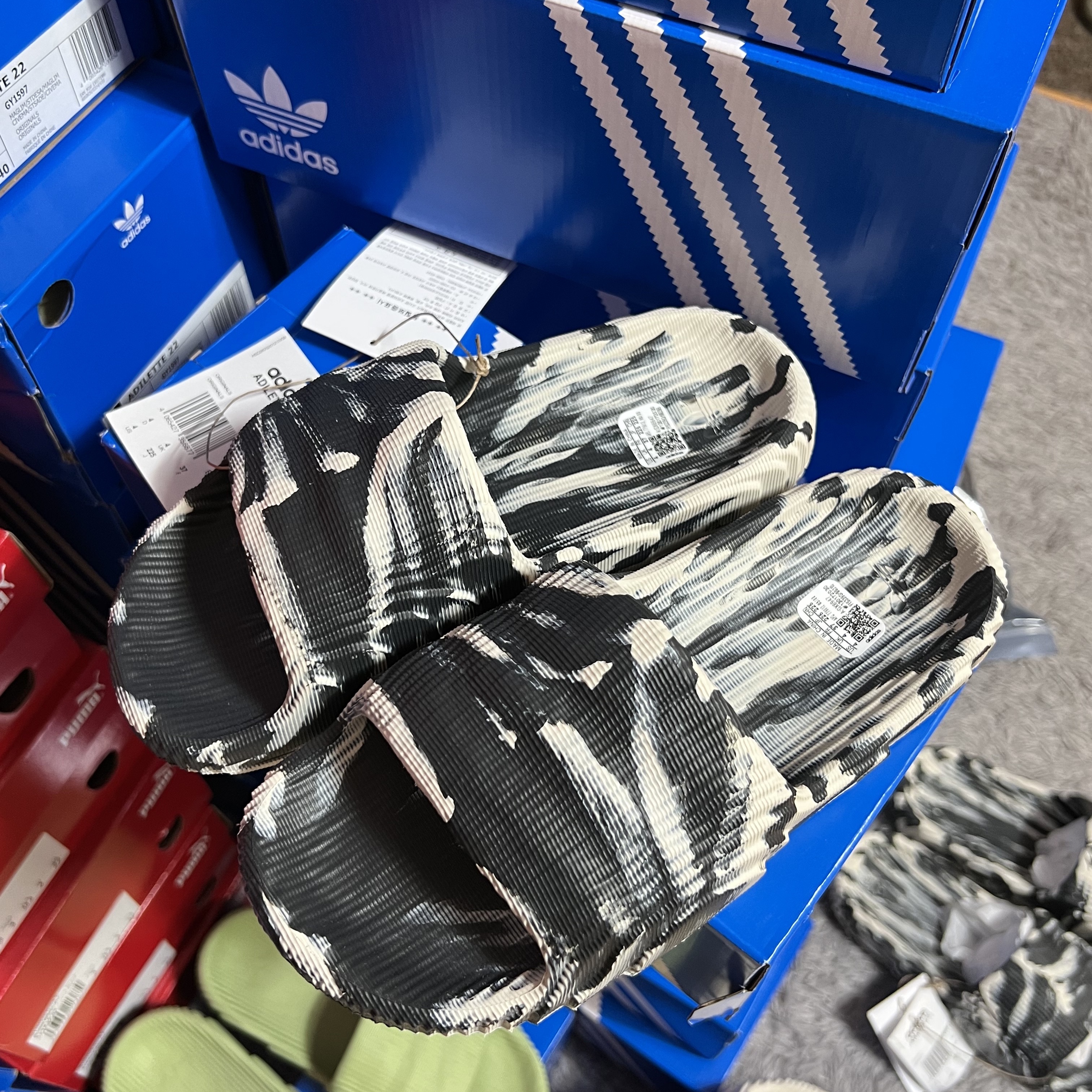 Adidas Adilette 22 Desert Sand, Adidas Adilette 22 Magic Lime Desert Sand 착용 스타일 - 2
