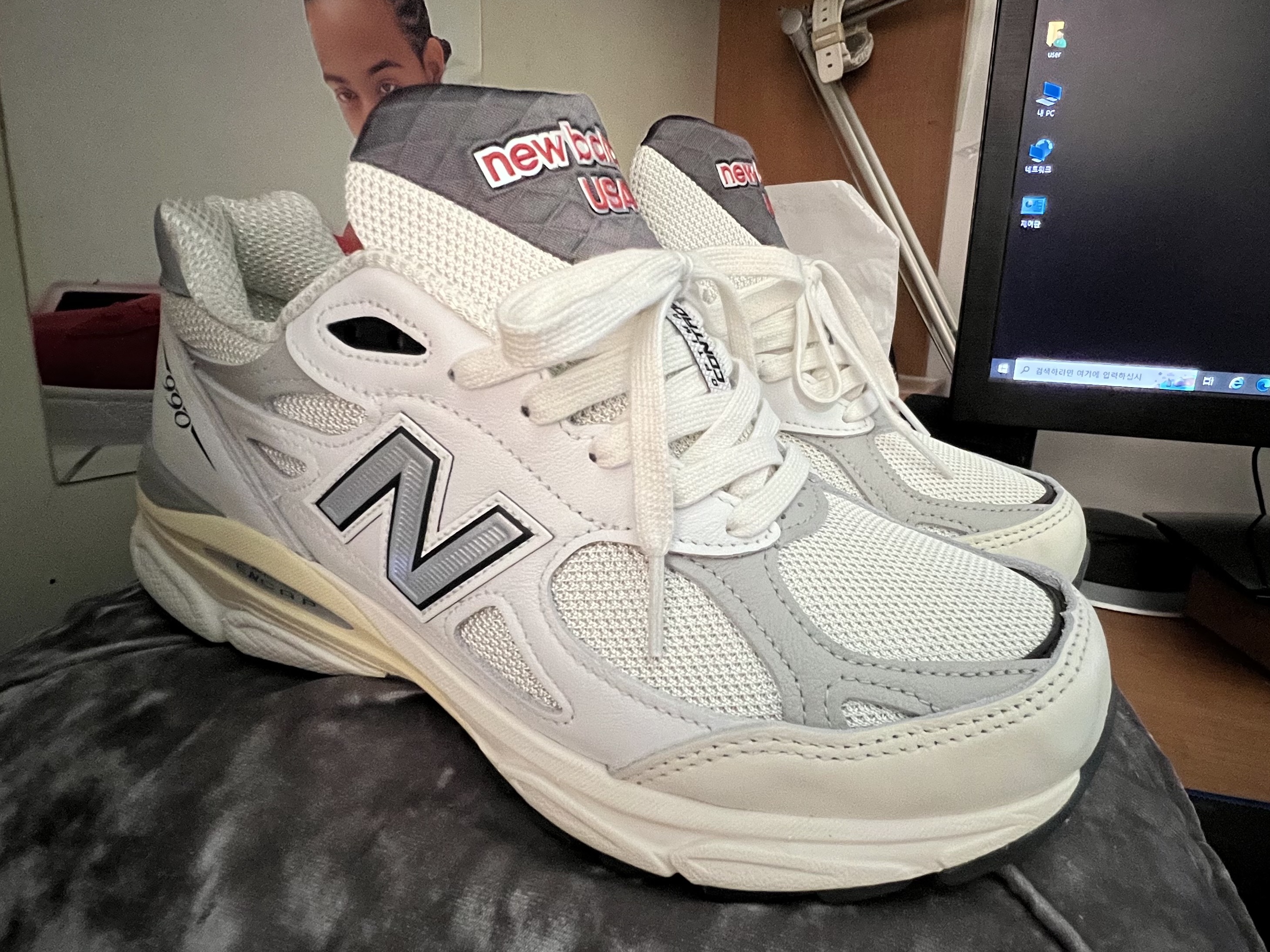 New Balance 990v3 Made in USA Sea Salt 착용 스타일 - 4