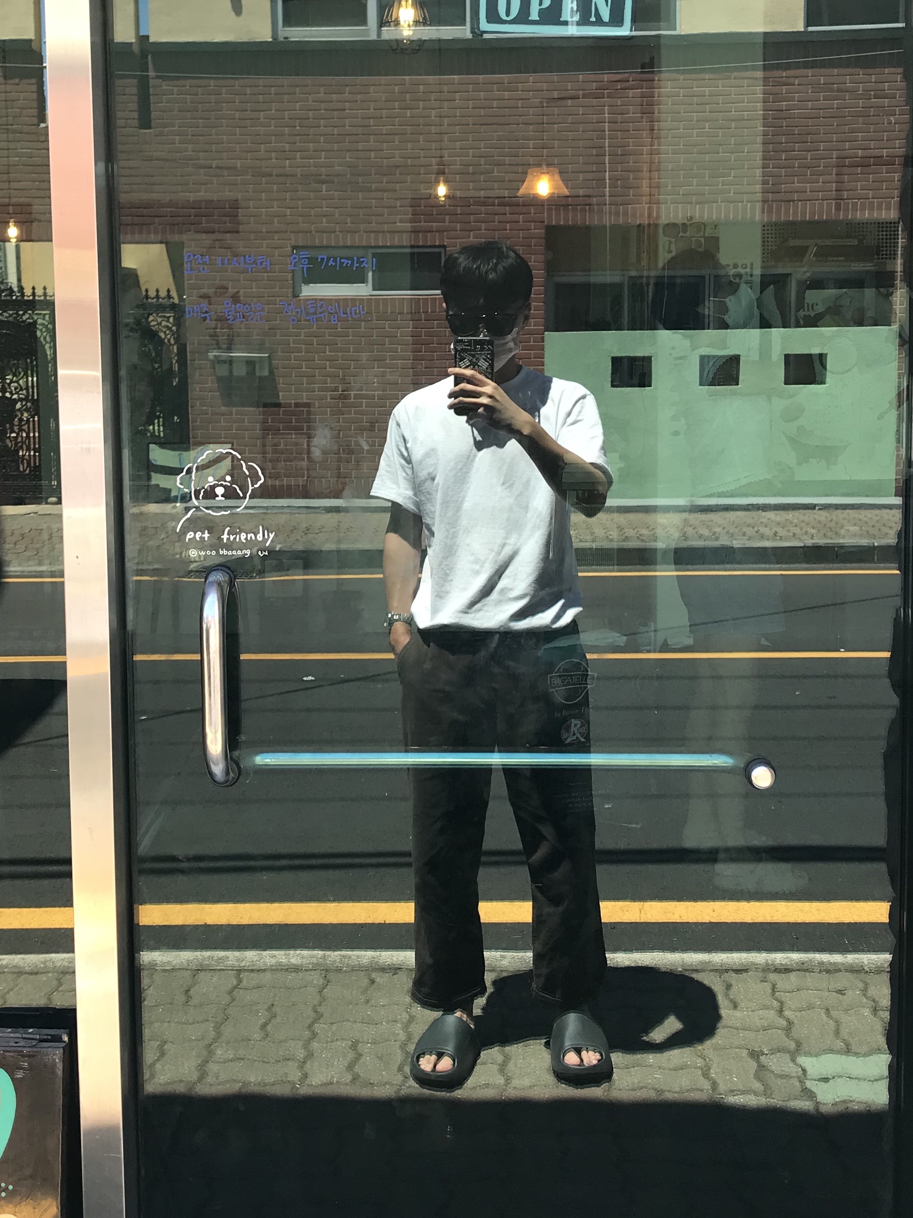 Adidas Yeezy Slide Onyx 착용 스타일