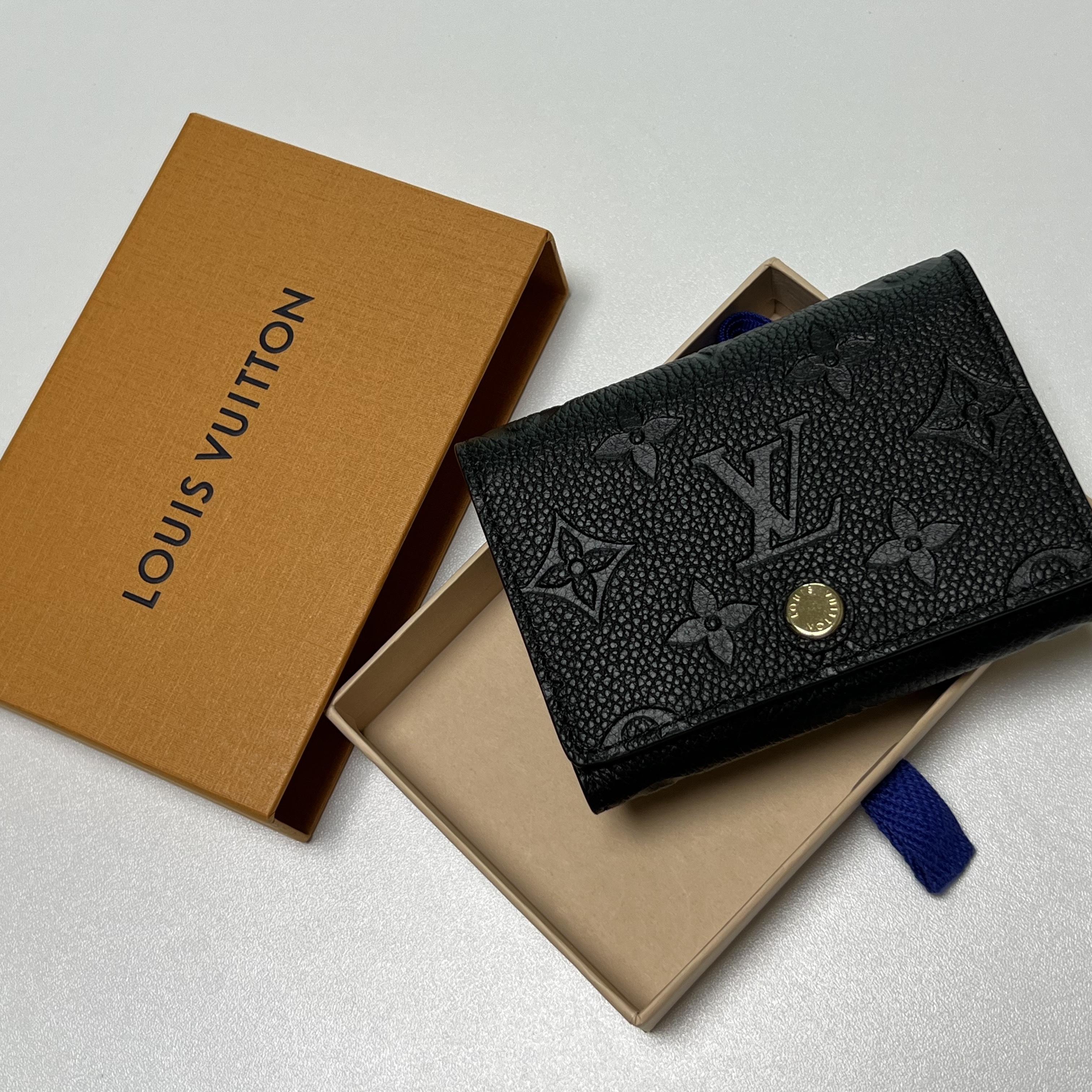 Louis Vuitton Business Card Holder Monogram Embossed Leather Black 착용 스타일 - 2