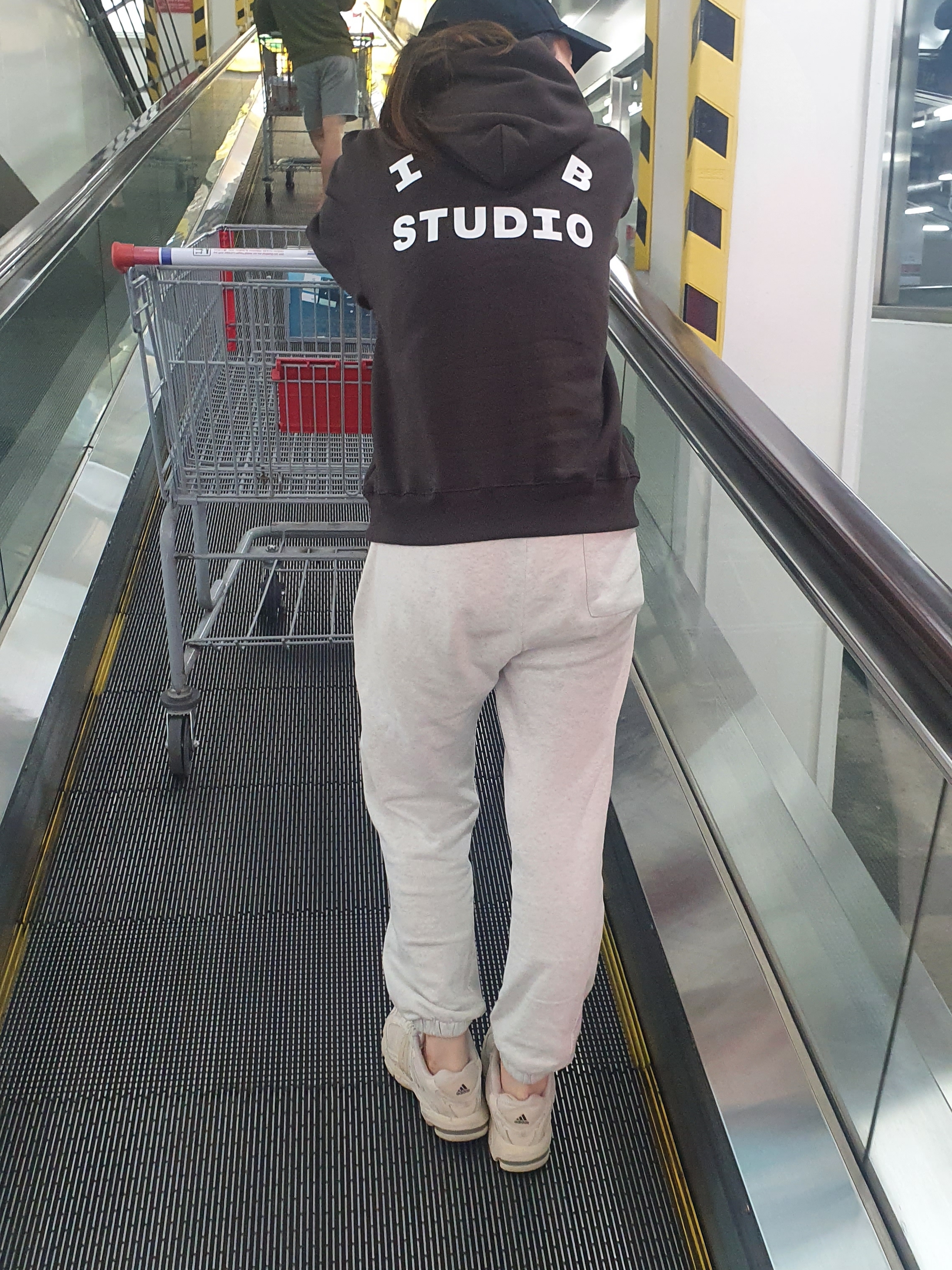 IAB Studio Hoodie Brown 착용 스타일