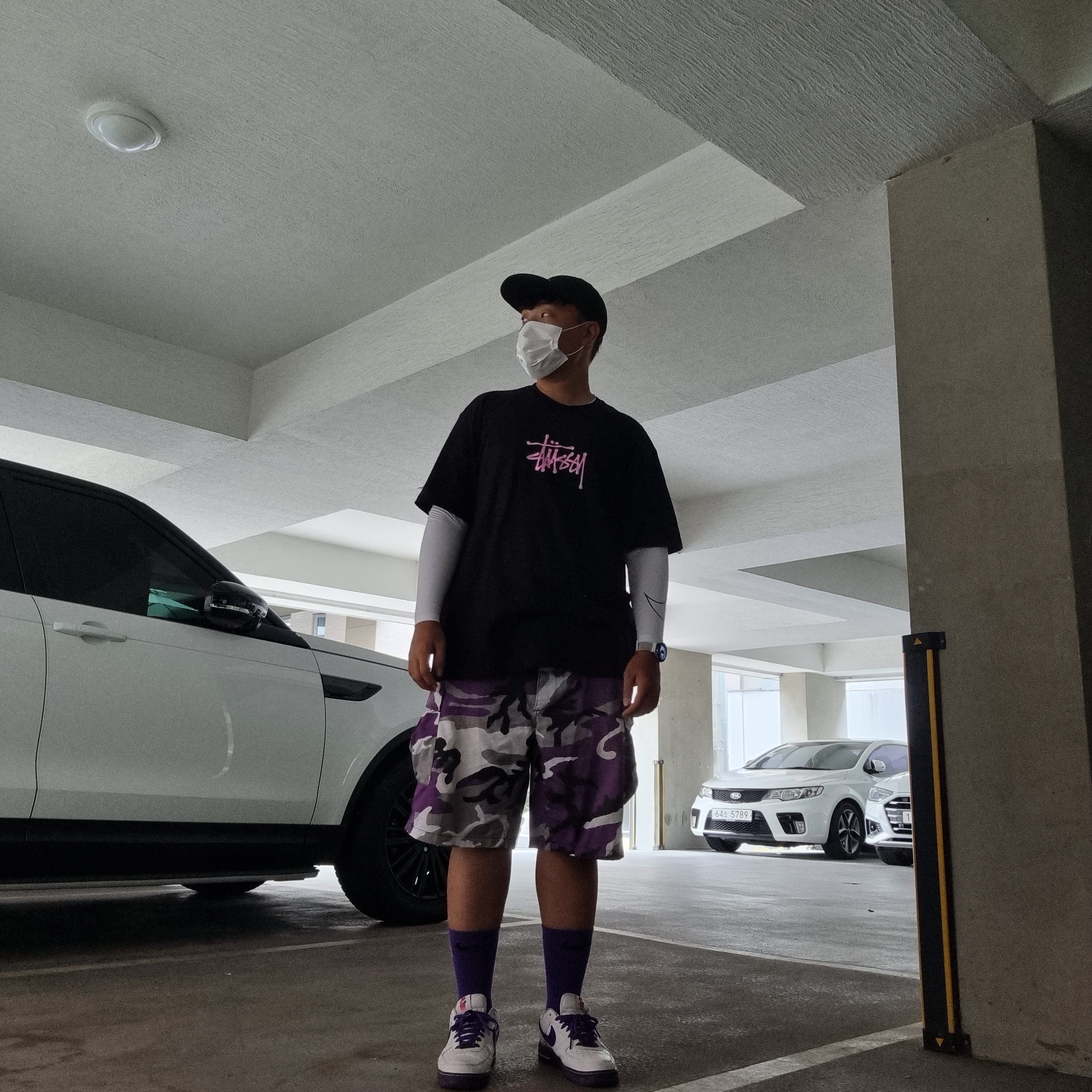 Stussy Gel Stock T-Shirt Black, Nike Air Force 1 '07 LV8 EMB White and Court Purple 착용 스타일 - 1