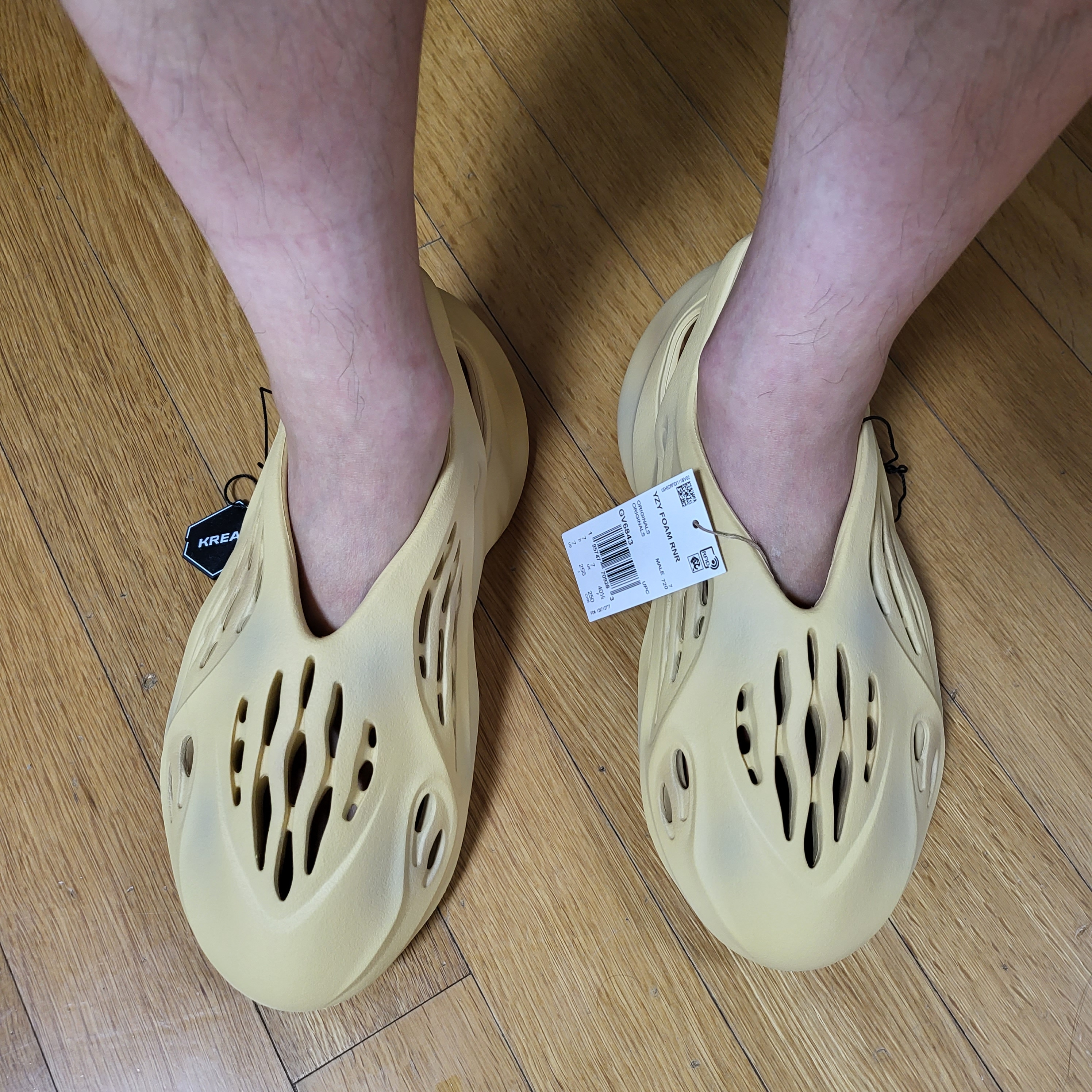 Adidas Yeezy Foam RNNR Desert Sand 착용 스타일 - 1