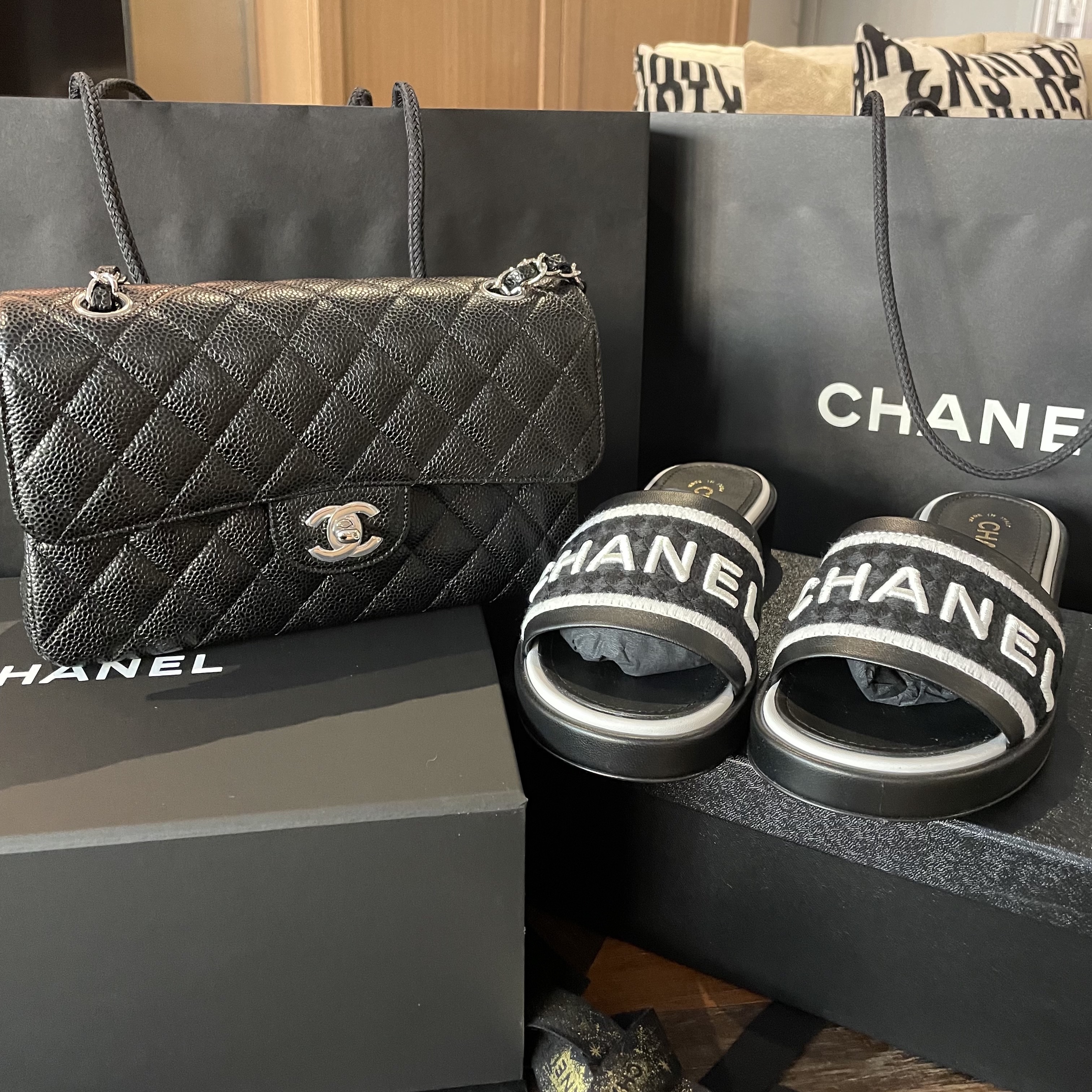 Chanel Small Classic Handbag Grained Calfskin & Silver Black, (W) Chanel Mules Lambskin Embroideries & Black White 착용 스타일