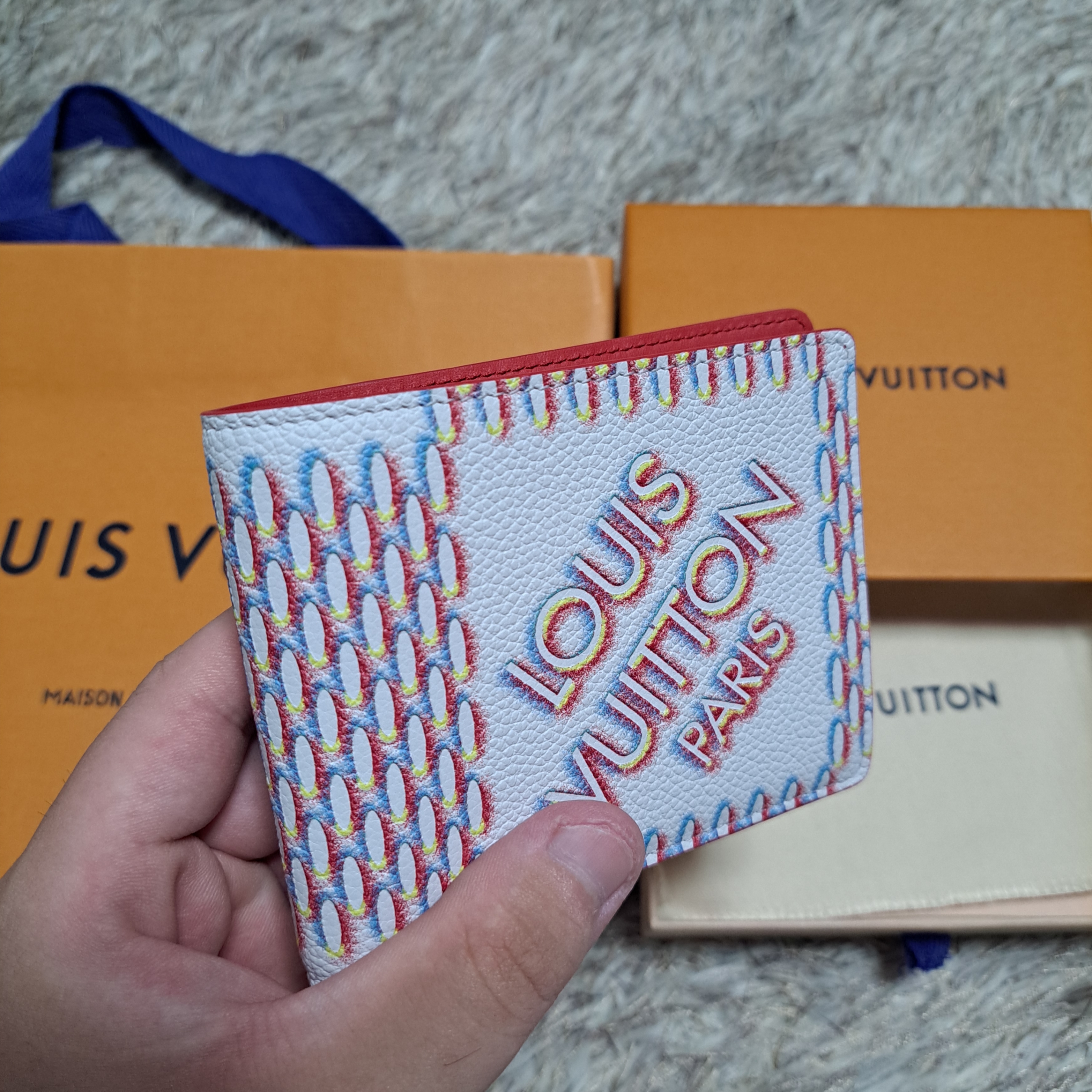 Louis Vuitton Multiple Wallet Damier White 착용 스타일