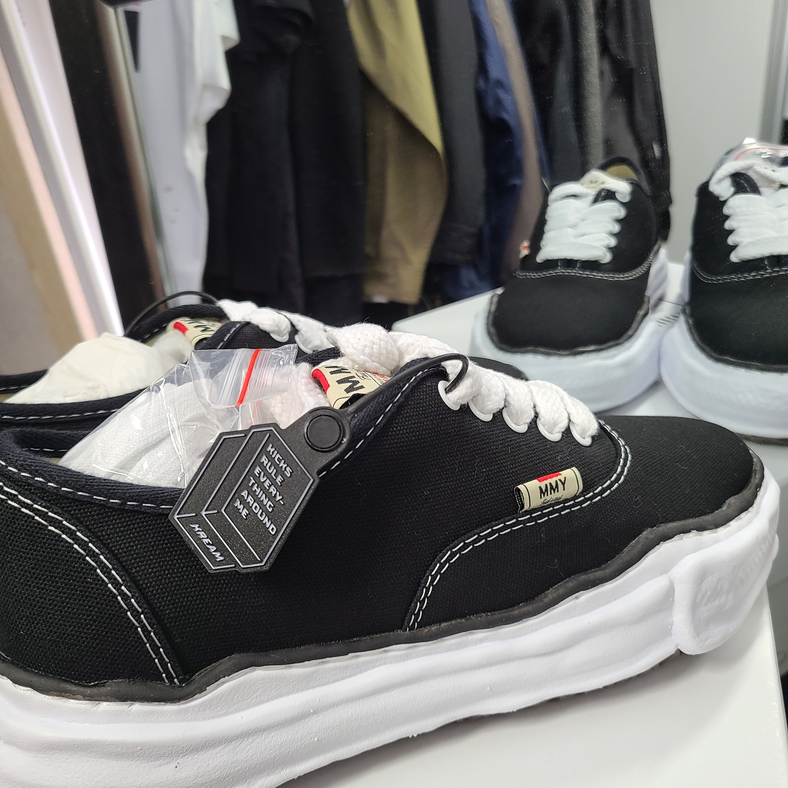 Maison Mihara Yasuhiro Baker OG Sole Canvas Low Cut Sneakers Black 착용 스타일