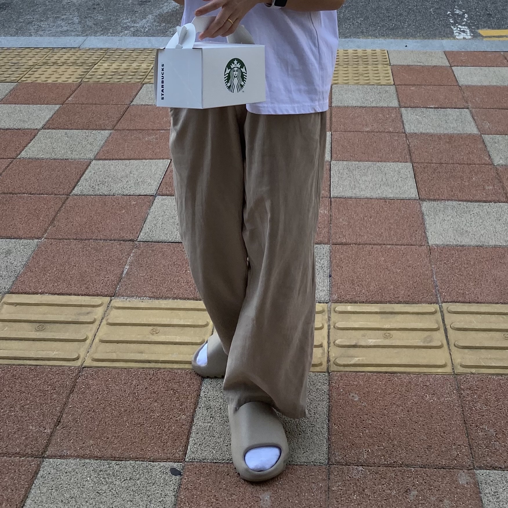 Adidas Yeezy Slide Pure - Re-Release Ver. 착용 스타일