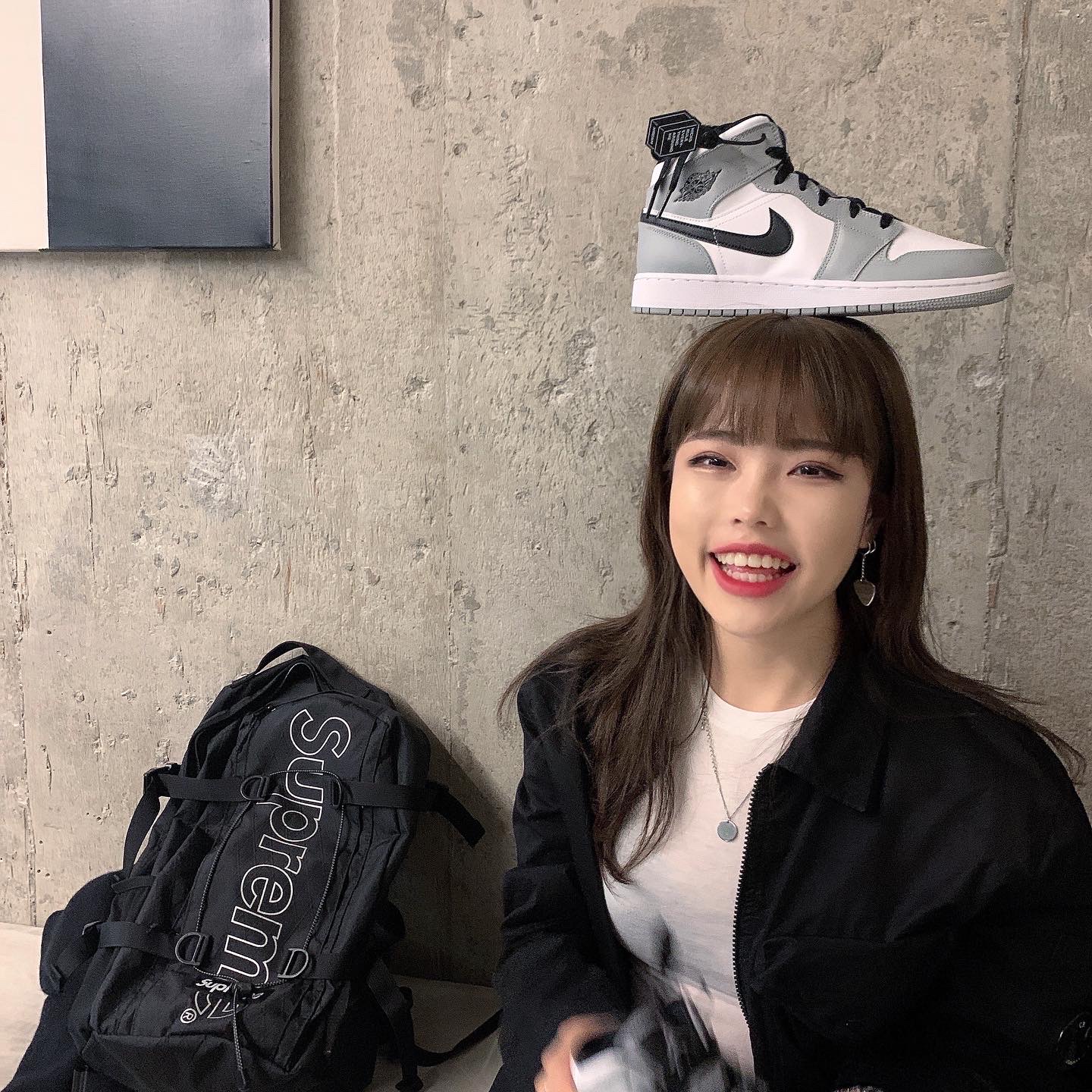 Jordan 1 Mid Light Smoke Grey, Supreme Backpack Black - 18FW 착용 스타일 - 2