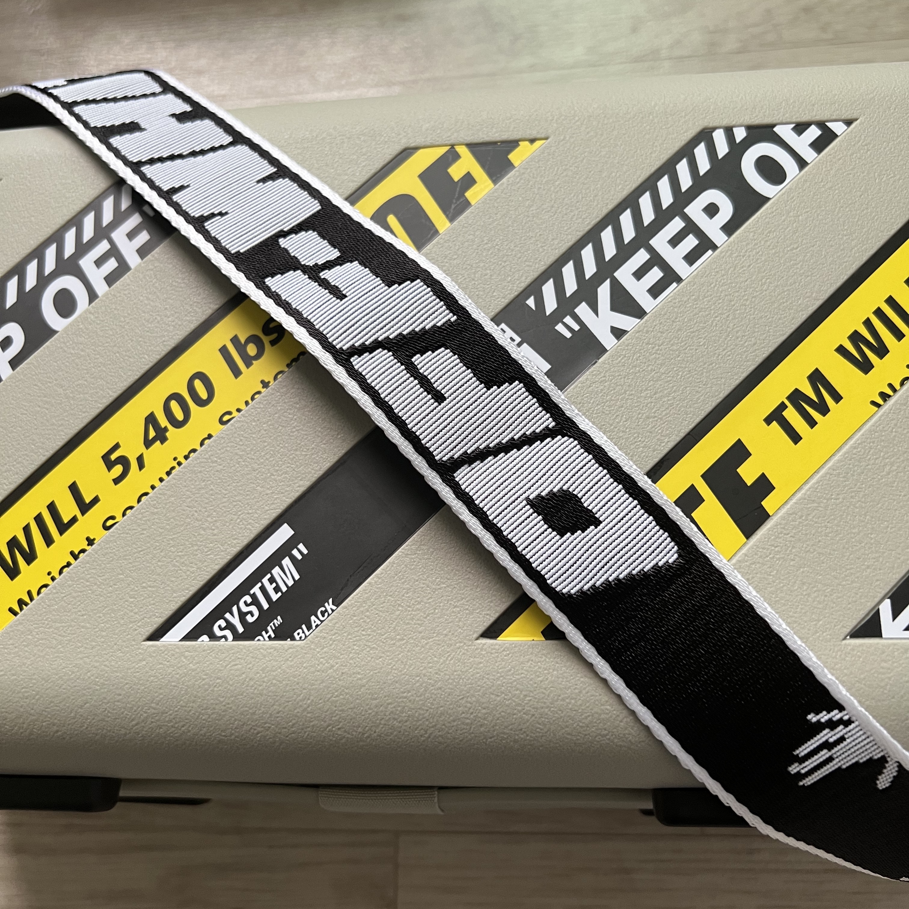 Off-White x Amore Pacific Protection Box (Without Cosmetics) 착용 스타일