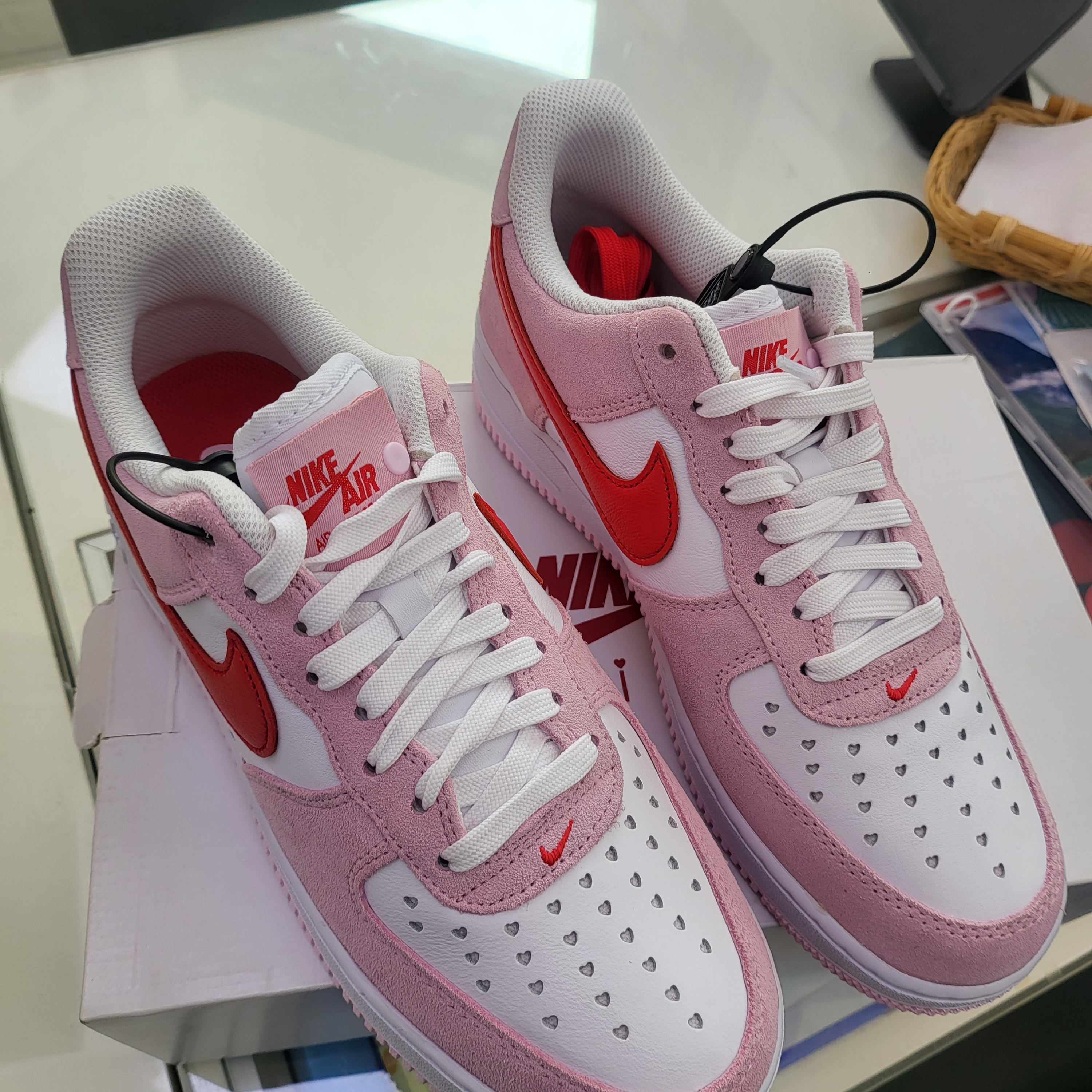 Nike Air Force 1 '07 QS Valentine's Day 착용 스타일