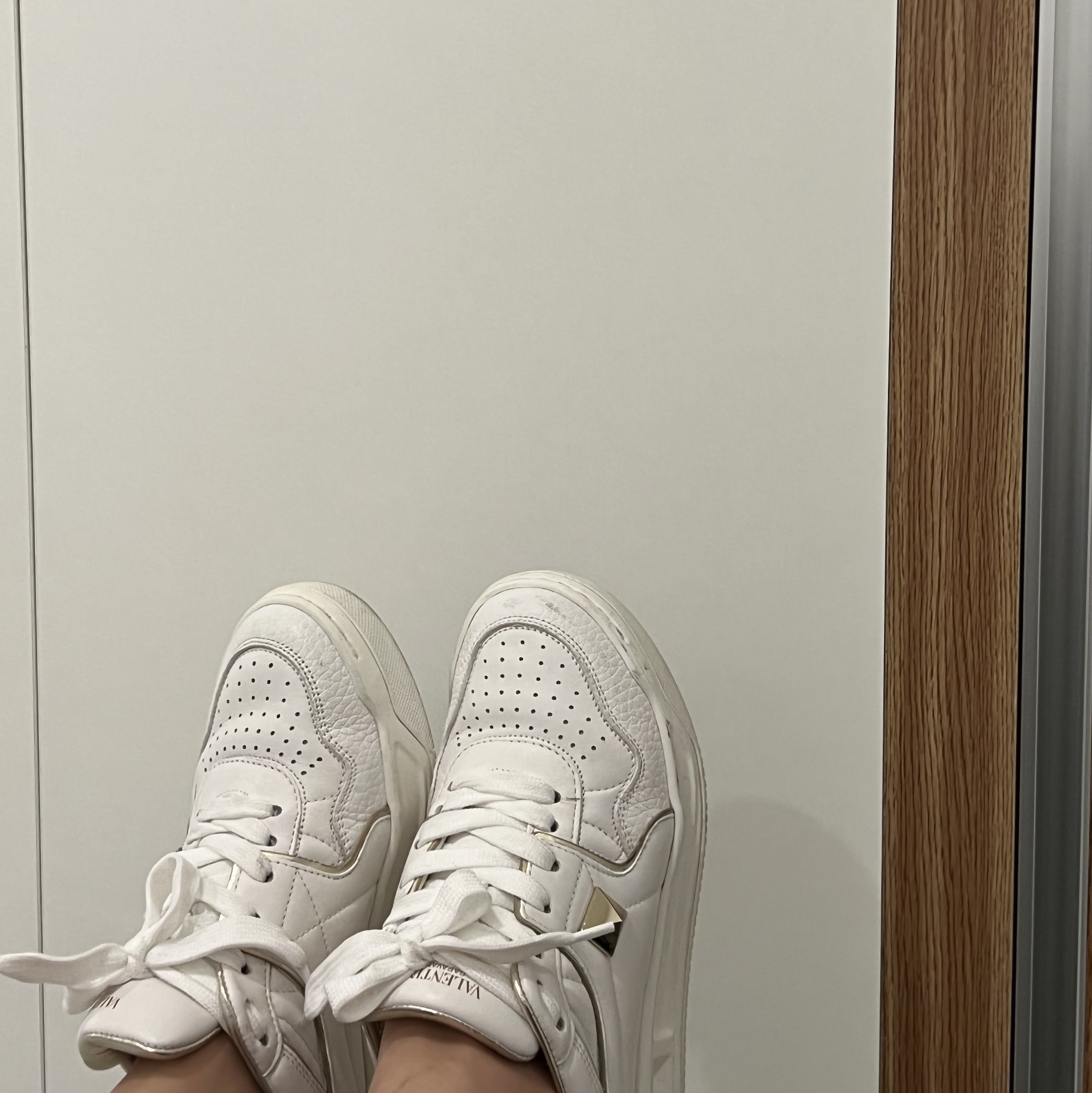 (W) Valentino One Stud Low-Top Nappa Sneakers White Platinum 착용 스타일