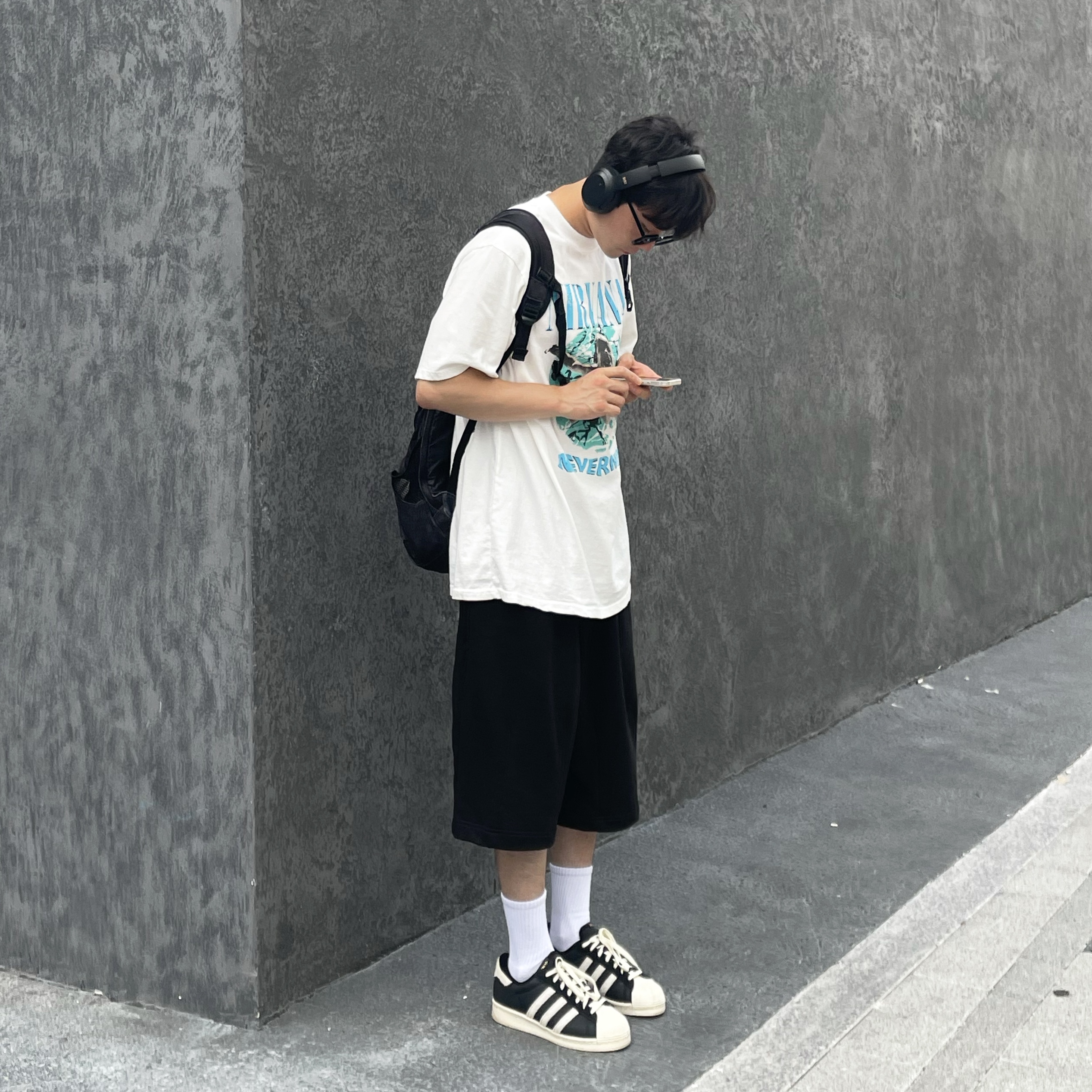 Adidas Superstar 82 Black White 착용 스타일 - 1