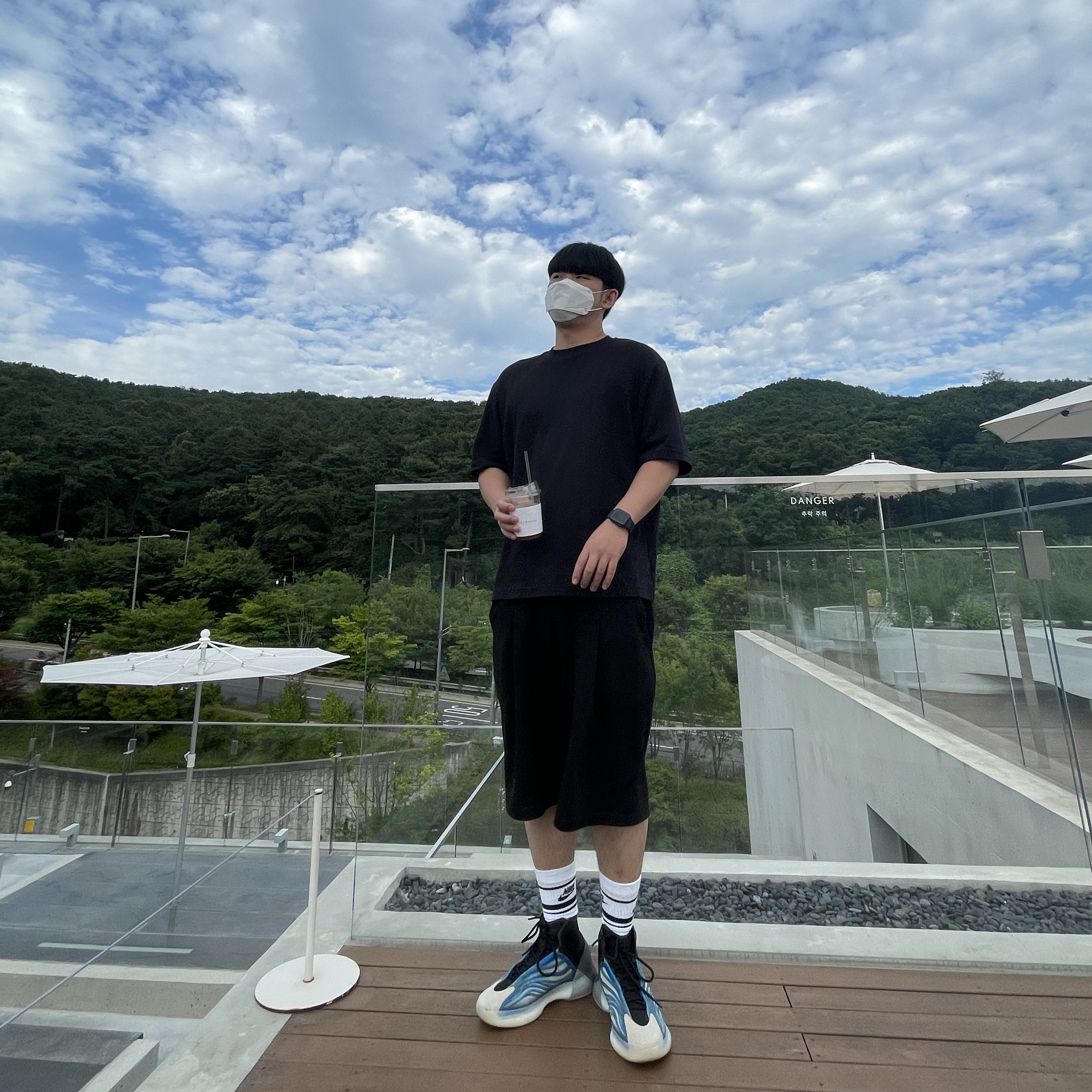 Adidas Yeezy QNTM BSKTBL Frozen Blue 착용 스타일 - 1