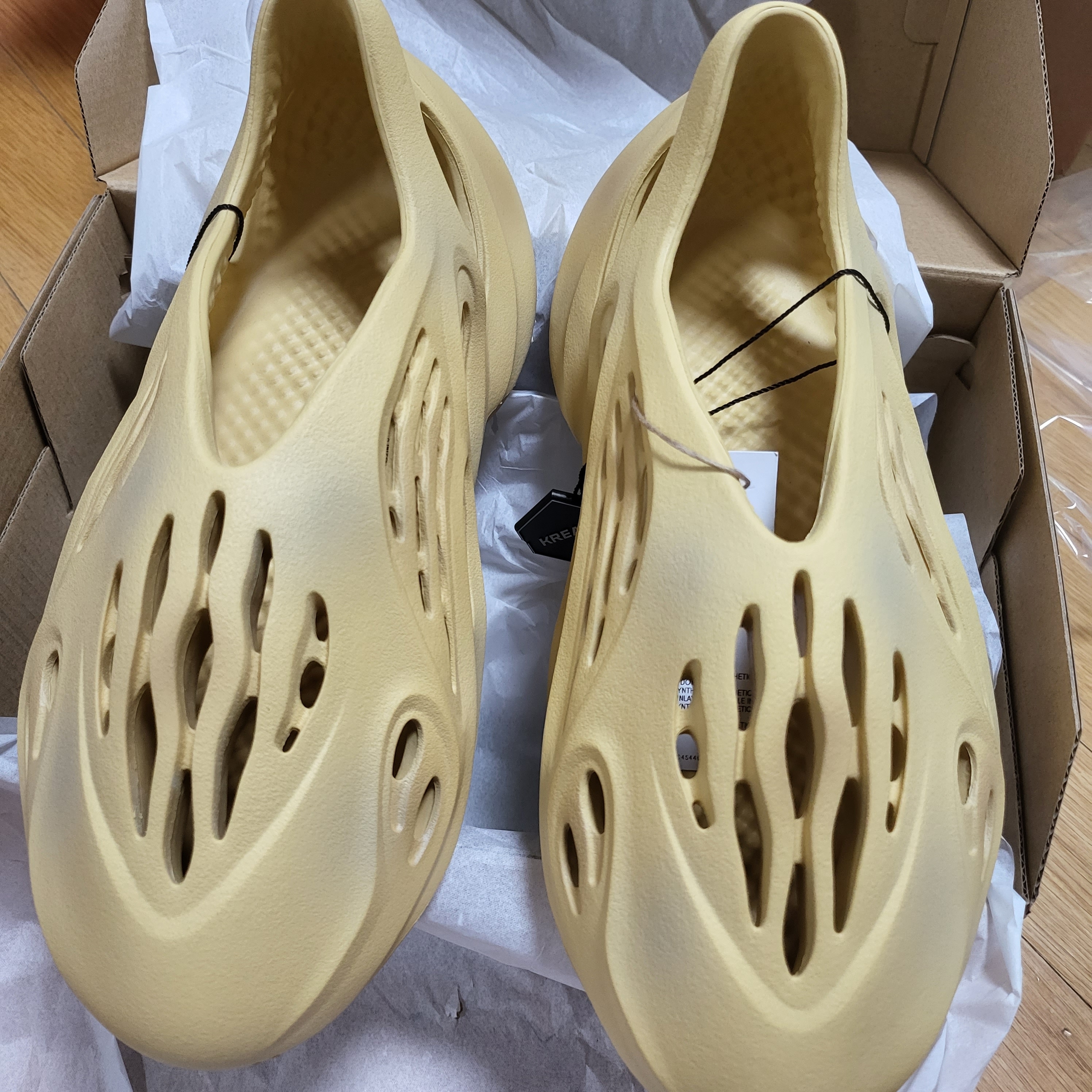 Adidas Yeezy Foam RNNR Desert Sand 착용 스타일 - 4