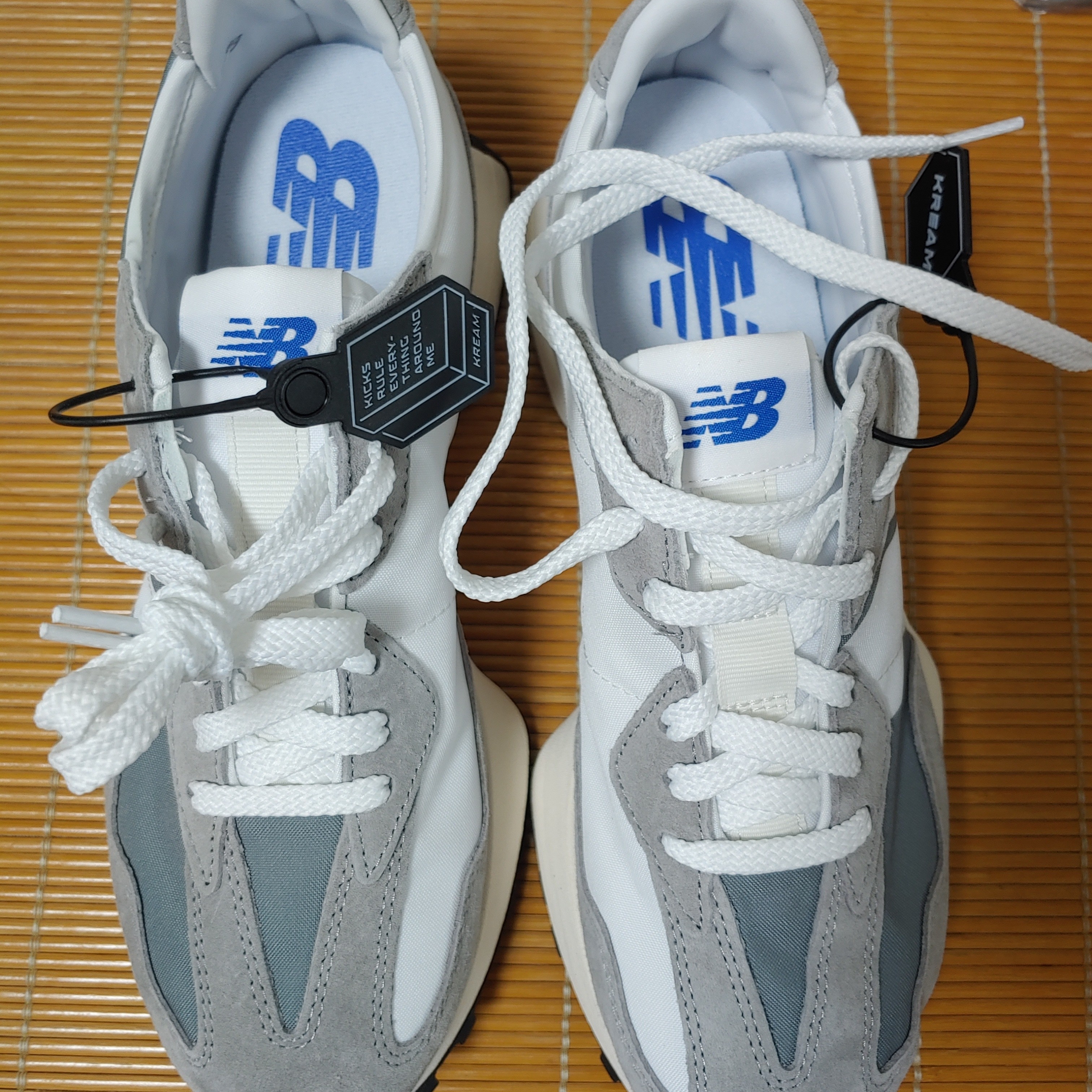 New Balance 327 Grey 착용 스타일 - 2