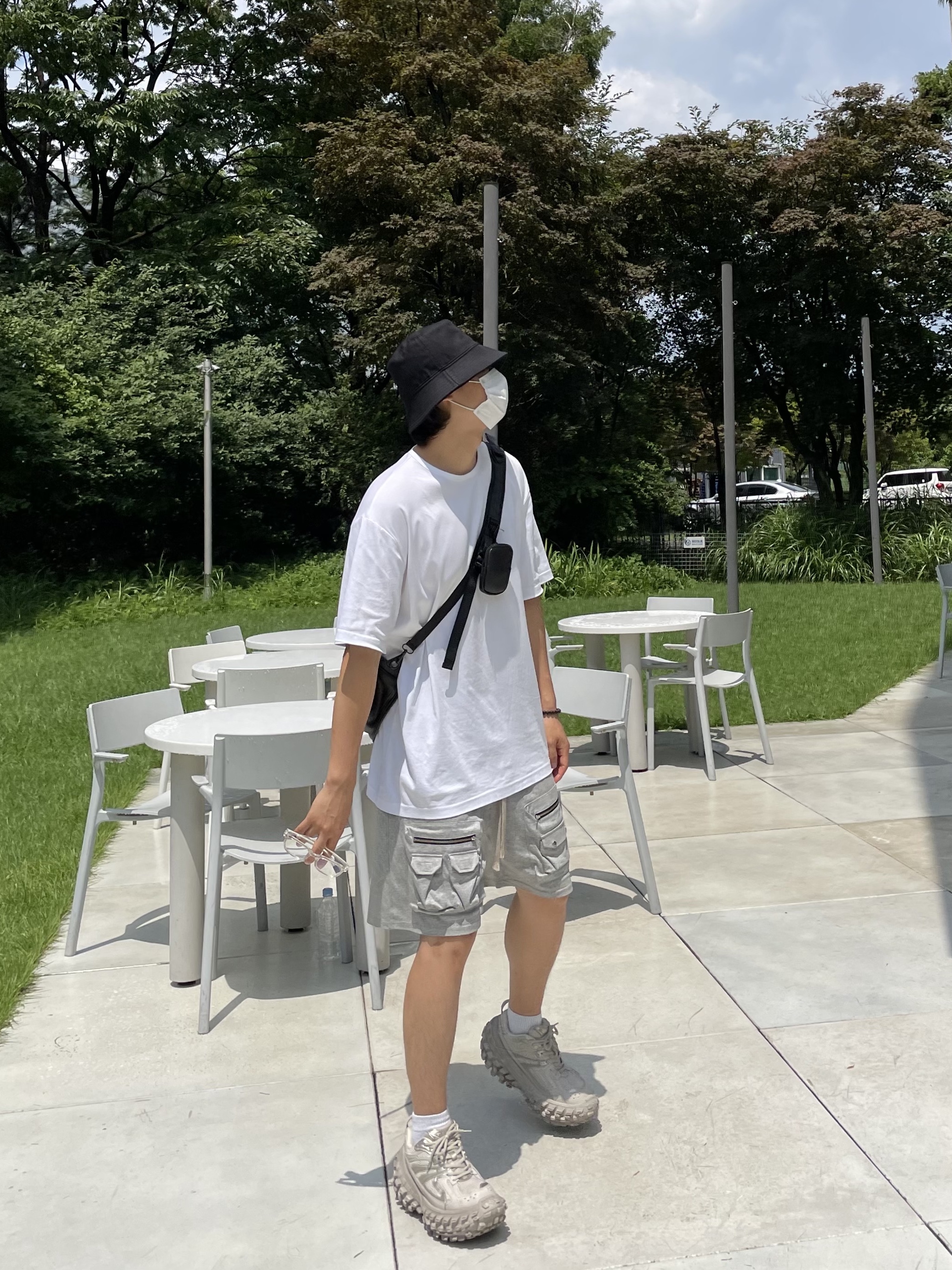 Balenciaga Defender Sneakers Beige 착용 스타일