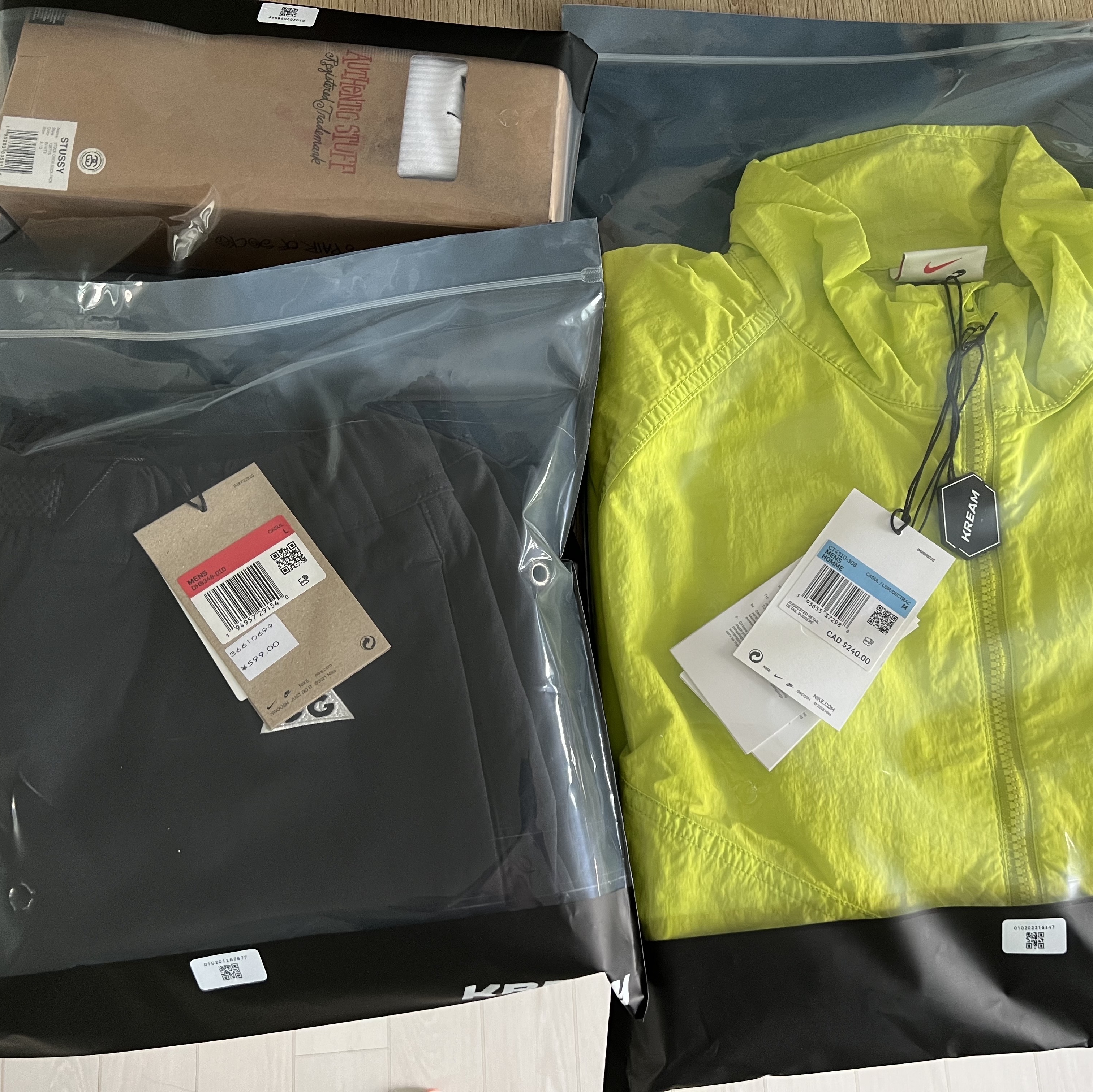 Nike x Stussy Windrunner Jacket Bright Cactus, Nike ACG Cargo Shorts Black - Asia 착용 스타일 - 2