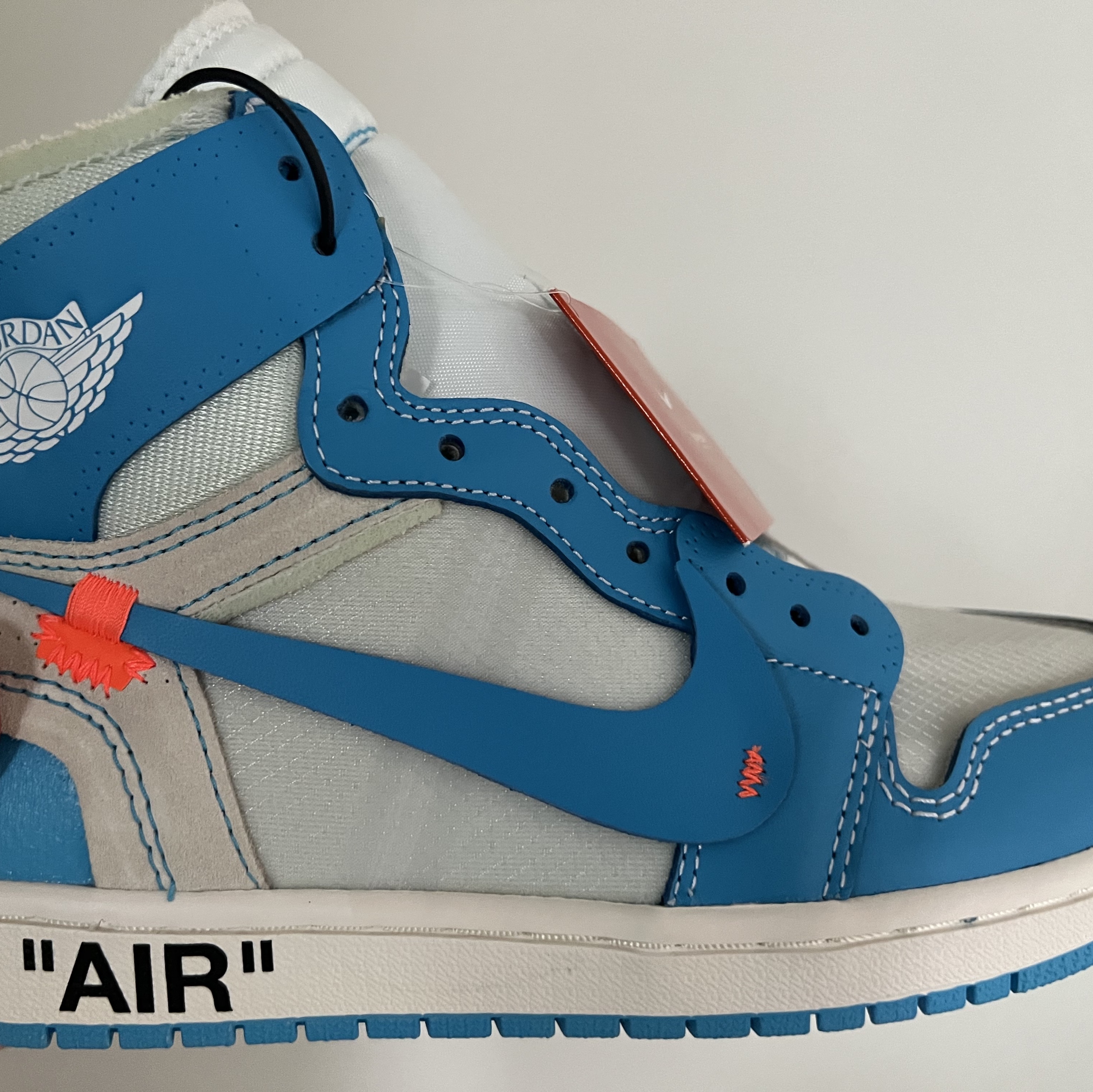 Jordan 1 x Off-White Retro High University Blue 착용 스타일 - 5