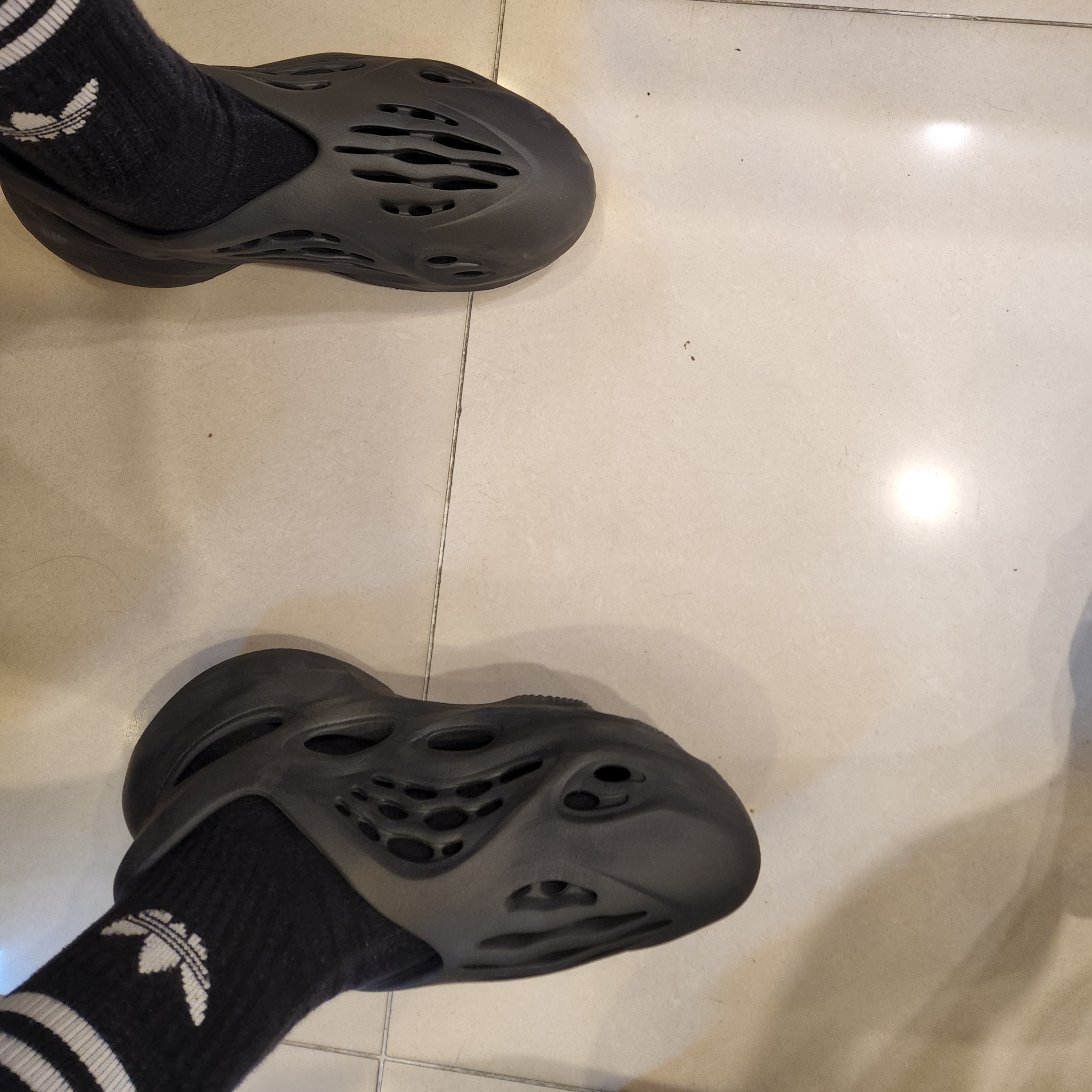Adidas Yeezy Foam RNNR Onyx 착용 스타일