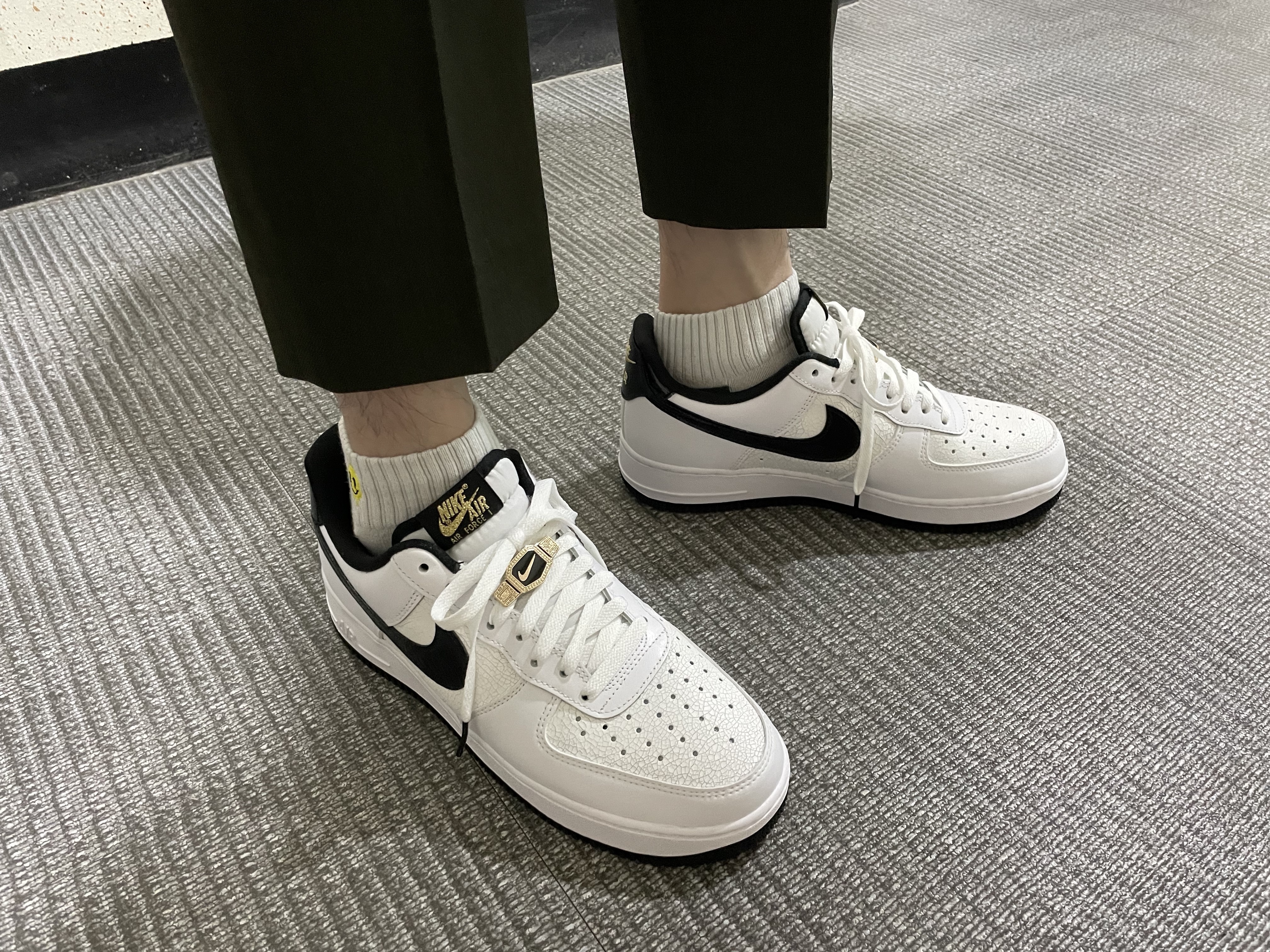 Nike Air Force 1 '07 LV8 EMB World Champions White Black 착용 스타일
