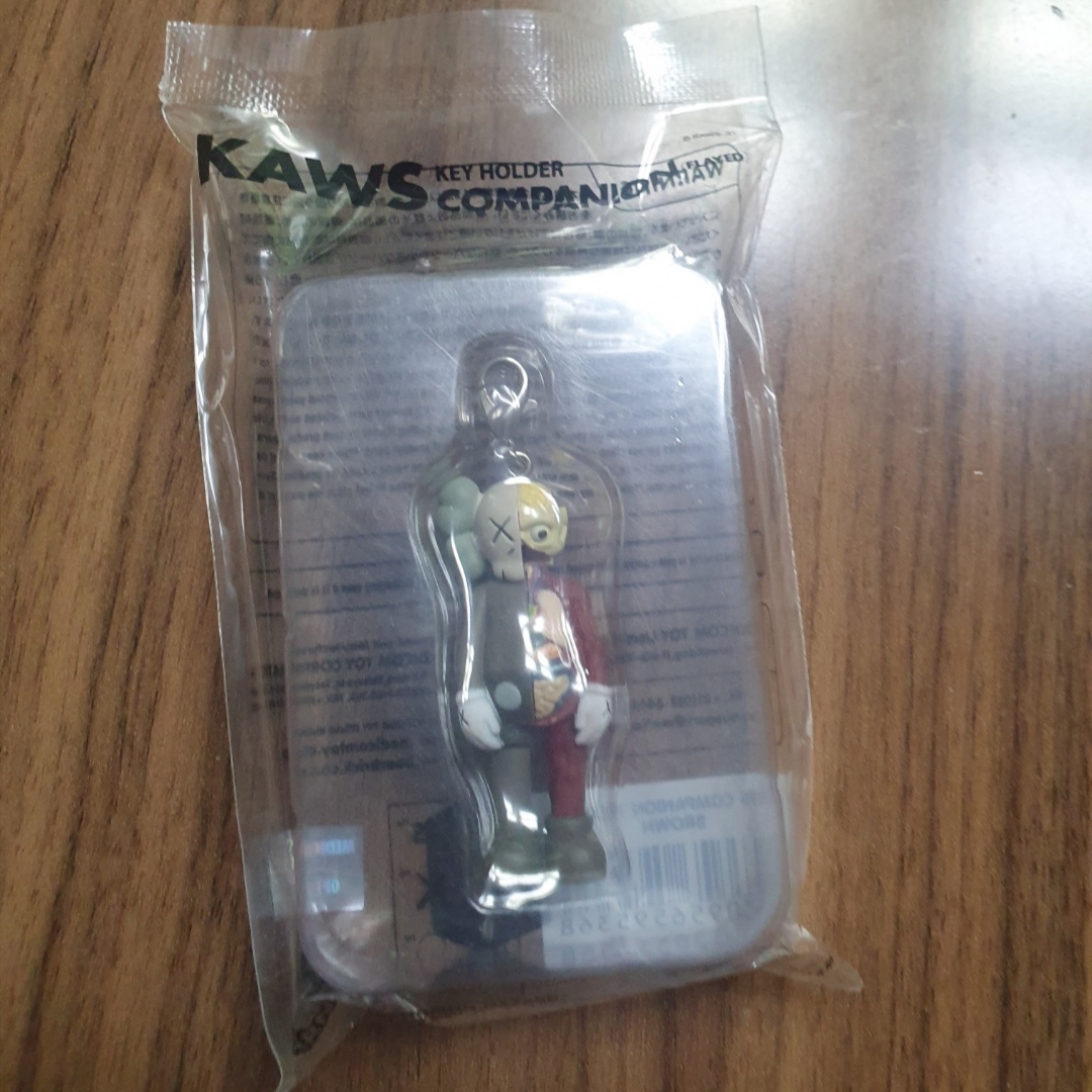 Kaws Tokyo First Companion Flayed Keychain Brown 착용 스타일